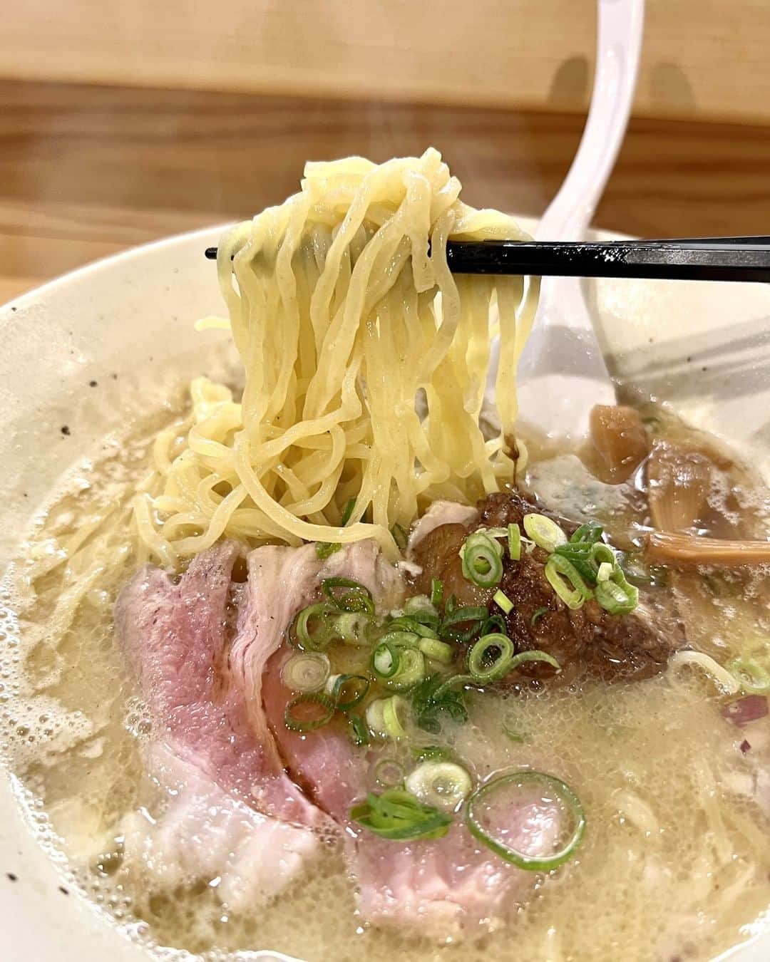 福岡グルメ 福岡ランチ「デビログ」さんのインスタグラム写真 - (福岡グルメ 福岡ランチ「デビログ」Instagram)「2022年12月23日にオープンした隠れ家的な店『料理人 中途半端』でランチのラーメンを食べてきたよ。 ここは昼はラーメン、夜は寿司を提供する面白いコンセプトの店だ。  ラーメンは日替わりなので、毎日通っても違うラーメンが食べられるのは楽しい。 この日のメニューは「のどぐろ塩らぁ麺」と「白みそらぁ麺」の2種類ラーメンと「まかない丼」  「のどぐろ塩らぁ麺」(1,000円)は、贅沢にもノドグロを使った塩ラーメンで、しじみも入っているらしくコクもある。 「白みそらぁ麺」(850円)は尖ってなくてマイルドなタイプ。 どちらも2種類のチャーシューが入っており、角煮のようなトロトロのやつはたまらんよ。 平打ちと全粒粉の麺が選べるが、今回は平打ち麺でお願いした。  まかない丼の海鮮丼は350円とは思えないほど豪華！ 食材のタイミングにもよるらしいが、今回はラッキーだったようだ。  GWは夜の「日本酒飲み放題の寿司コース」(10,000円)の仕込みがあるため、昼のラーメンはお休みになりそうだ。 詳しくは店のInstagramを見てくださいね。  #料理人中途半端  @chut.ohanpa  福岡市中央区高砂1-22-25 Sorisso薬院2F 092-600-1810 11:30～14:30 17:00～22:00 不定休  #FukuokaGourmet  This is a restaurant with an interesting concept that offers ramen of the day during the day and sushi at night. People who like hideaways will love it.  #후쿠오카  이곳은 낮에는 일일 라면, 밤에는 스시를 제공하는 재미있는 컨셉의 가게. 은신처를 좋아하는 사람에게는 기뻐한다.  #福岡美食  這是一家具有有趣概念的餐廳，白天提供白天的拉麵，晚上提供壽司。 喜歡隱居的人會喜歡它。  #福岡グルメ #福岡ランチ #福岡ディナー #福岡寿司 #福岡鮨 #福岡ラーメン」4月22日 8時46分 - devi_takahashi