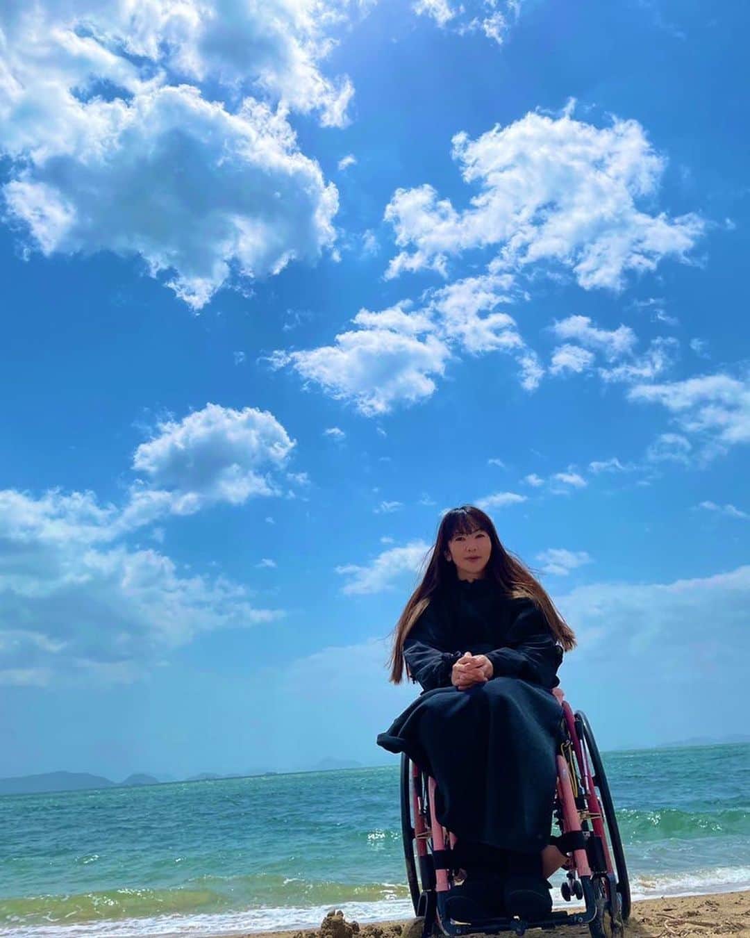 麻生真里さんのインスタグラム写真 - (麻生真里Instagram)「4月で車椅子になって13年目  やっと念願の海の波の近くまで行けました。ずっと行きたかったけどなかなか機会がなくて、たまたま波まで近い海があったので法事の時に立ち寄りました。  車椅子のまま進むと前輪が砂に埋もれて進まなかったので、前輪を上げて波の近くまで連れて行ってもらえました。  ずっと波の近くに行きたかったので凄く感激した🌊歩けてる時は何も気にせず波の近くに行ったり事務所に日焼けして怒られながらもサーフィンをしてみたり…(運動音痴なので雰囲気だけ😂)  海にはいつも凄く癒されていたので13年振りに近くに行けて当たり前に行けてた事なのにこんなに感激出来ることは幸せだなと思いました🍀  介助してくれた方には感謝でいっぱいです。波の音も波も近くで音が聞けて波も見れて本当に嬉しかった🥺💕  ただし…その後がやっぱり車椅子があちこち砂だらけ😂砂だらけになる覚悟を持って行きたいところに行けたのは本当に幸せでした！  両親が亡くなってやらないといけない問題が山積みだけど少しずつ片付けてるけど追いつかない🐌残してくれるものを大切に適切に管理していかないと…と実家に行くたびに感じます。実家が1人で車椅子で入れないのがもどかしいな…  また両親に見守られながらまた1年安全に過ごせます様に🍀  ≣≣≣≣≣✿≣≣≣≣≣≣≣≣≣≣≣≣≣≣≣≣≣≣≣  #portrait #portraitmood #portrait_star #portraits_ig #portrait_shots #likes #portrait_universe #disabledfashion #wheelchairgirl  #wheelchairbarbie #best_photogram #wheelchairlife #麻生真里 #車椅子 #車椅子女子 #車椅子ユーザー #車椅子生活 #ラジオパーソナリティー  #パーソナリティー  #voicy #voicy公式パーソナリティ #voicyパーソナリティ」4月22日 8時43分 - mariaso_official