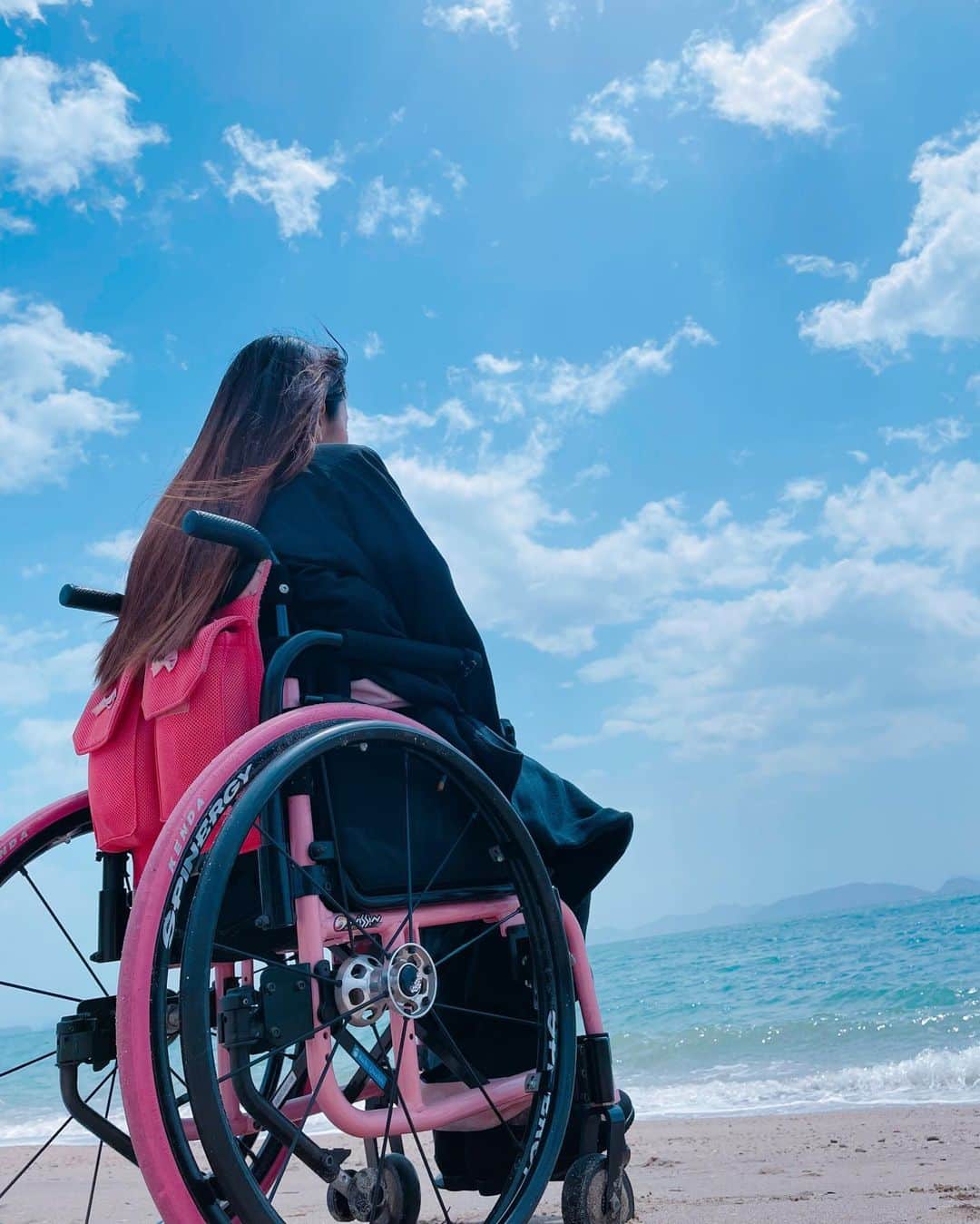 麻生真里さんのインスタグラム写真 - (麻生真里Instagram)「4月で車椅子になって13年目  やっと念願の海の波の近くまで行けました。ずっと行きたかったけどなかなか機会がなくて、たまたま波まで近い海があったので法事の時に立ち寄りました。  車椅子のまま進むと前輪が砂に埋もれて進まなかったので、前輪を上げて波の近くまで連れて行ってもらえました。  ずっと波の近くに行きたかったので凄く感激した🌊歩けてる時は何も気にせず波の近くに行ったり事務所に日焼けして怒られながらもサーフィンをしてみたり…(運動音痴なので雰囲気だけ😂)  海にはいつも凄く癒されていたので13年振りに近くに行けて当たり前に行けてた事なのにこんなに感激出来ることは幸せだなと思いました🍀  介助してくれた方には感謝でいっぱいです。波の音も波も近くで音が聞けて波も見れて本当に嬉しかった🥺💕  ただし…その後がやっぱり車椅子があちこち砂だらけ😂砂だらけになる覚悟を持って行きたいところに行けたのは本当に幸せでした！  両親が亡くなってやらないといけない問題が山積みだけど少しずつ片付けてるけど追いつかない🐌残してくれるものを大切に適切に管理していかないと…と実家に行くたびに感じます。実家が1人で車椅子で入れないのがもどかしいな…  また両親に見守られながらまた1年安全に過ごせます様に🍀  ≣≣≣≣≣✿≣≣≣≣≣≣≣≣≣≣≣≣≣≣≣≣≣≣≣  #portrait #portraitmood #portrait_star #portraits_ig #portrait_shots #likes #portrait_universe #disabledfashion #wheelchairgirl  #wheelchairbarbie #best_photogram #wheelchairlife #麻生真里 #車椅子 #車椅子女子 #車椅子ユーザー #車椅子生活 #ラジオパーソナリティー  #パーソナリティー  #voicy #voicy公式パーソナリティ #voicyパーソナリティ」4月22日 8時43分 - mariaso_official