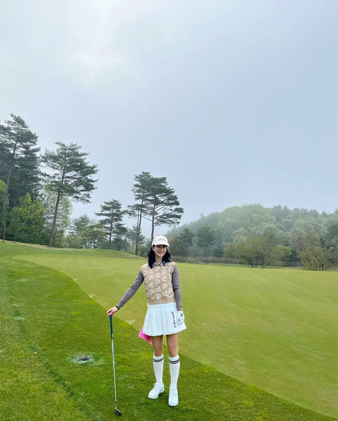 秋葉里枝さんのインスタグラム写真 - (秋葉里枝Instagram)「🏌️‍♀️🏌️‍♀️🏌️‍♀️⛳️  새벽 4:30출발해서 안개속 공을 열심히 찾고 뒤로 가면 갈수록 뭐가 뭔지 모르겠지만 언니들 따라 열심히 한 라운딩❤️ 언젠가 나도 잘하겠지 …. ㅋ  @ryusuzi 언니 덕분에 가능했던 라운딩🏌️‍♀️ 너무 고마워요 🥹❤️ @x.x.ryoco.x.x 나 데려가줘서 고마워요❤️ @_w_jay_ 이쁜 언니 이쁜 스윙 막 올리지 못해간질간질🏌️‍♀️🏌️‍♀️🏌️‍♀️  캐디님 많이 알려주셔서 감사합니다 🫡  #제품협찬 골프복 by @20th_hole」4月22日 8時54分 - rie_akiba