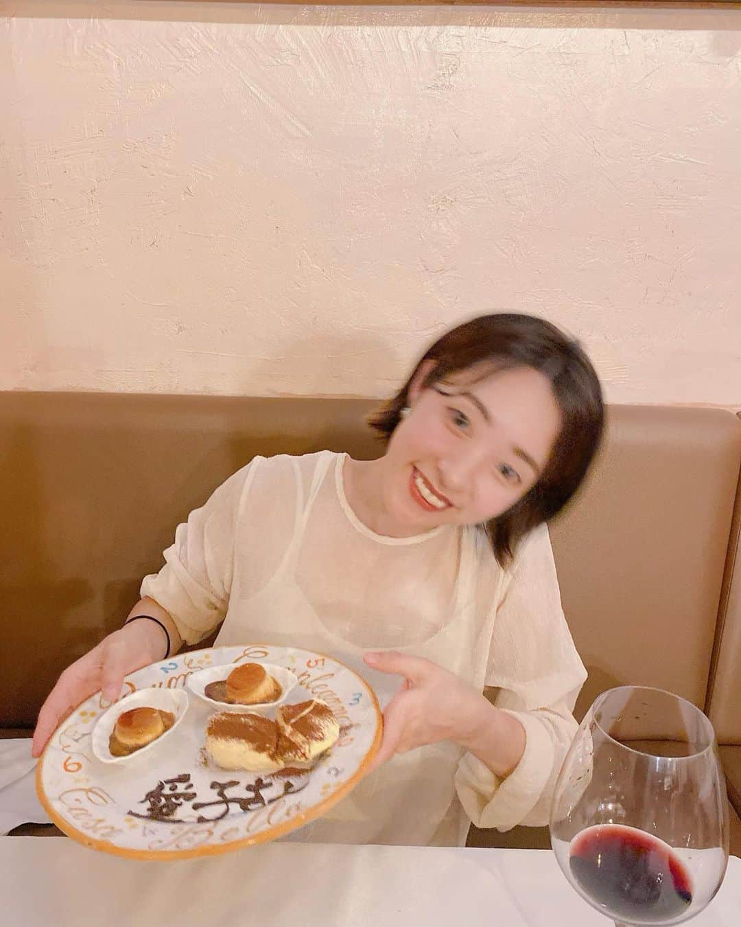 菅長愛子のインスタグラム：「🎂🌹  誕生日を迎えました🍰  たくさんのメッセージありがとうございました🫧 周りの人の温かさや優しさを感じて感謝する日となりました🤍  出産してはじめて旦那さんと2人で外で食事に🍷 贅沢な時間を過ごせました👩🏻🫧  これからも、挑戦と楽しむことを忘れずに進んで行きます👩🏻🧔🏻‍♂️👶🏻🐶♡ 引き続きよろしくお願いします！  #birthday #🎂 #0421 #36 #love #❤️❤️❤️❤️❤️❤️」