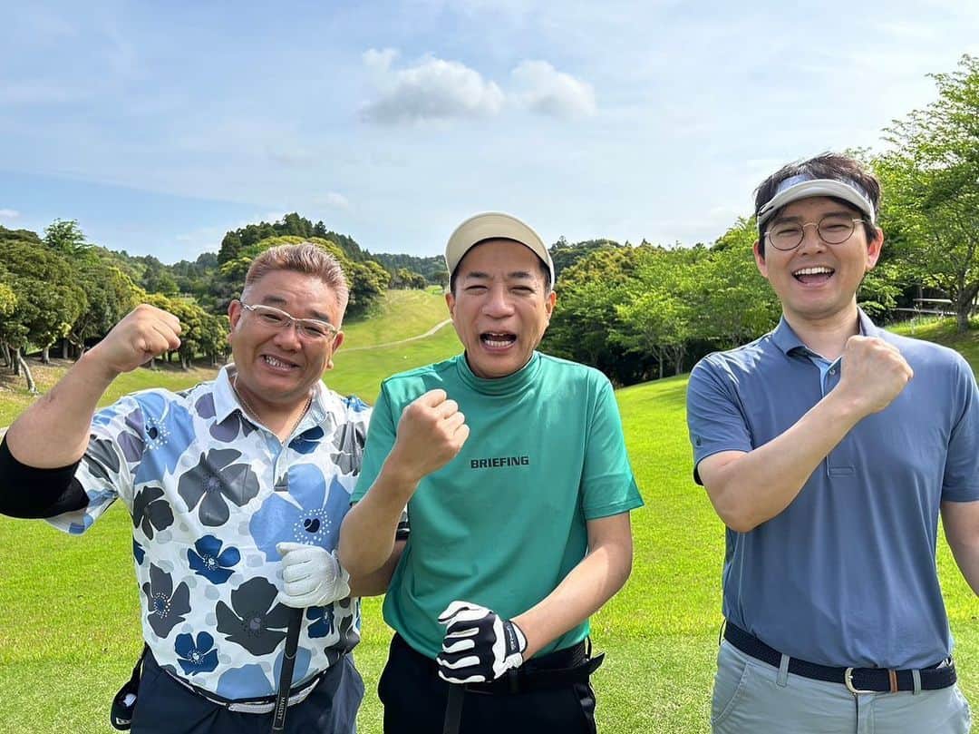 土屋伸之のインスタグラム：「伊達さんとナイツのゴルフ番組が始まります。 コーチは #菅原大地プロ  一回目のロケからめちゃくちゃ楽しかった！ そして凄い名勝負になりました！ ゴルフ番組でこんな良い勝負、観たことない！ でも、 10年やって100切れない土屋 スコア120台の伊達さん 初めてラウンド回る塙さんと プロテスト目指してる #武井壮 さんで そんな名勝負生まれるのか？ 乞うご期待！初回は 6/2(金)深夜24時〜 ゴルフネットワーク です！ #サンド伊達とナイツショット！」