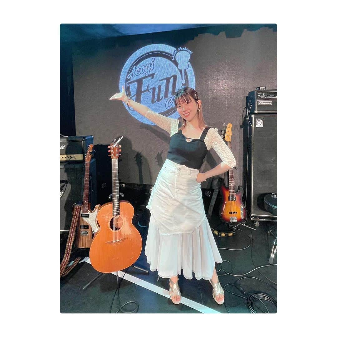 牧野由依のインスタグラム：「#鷲崎健のアコギfun ご覧下さった皆さまありがとうございました！  「春に聴きたくなる曲」ということで ♪CHE.R.RY/YUI ♪ひだまりの詩/Le Couple  ♪糸/中島みゆき ♪明日への手紙/手嶌葵 ♪ふたつ星/I WiSH ♪幸せのメロディ/牧野由依  を歌わせて頂きました🙇‍♀️ 久しぶり（4年ぶり？）にお邪魔したのですが 鷲崎さんの御人柄、佑磨さん・稔さん・市川さんのお優しさと、お客様のあたたかさでとてもアットホームな空間が心地よかったーー😂  よく笑い、よく泣き！とても充実した楽しすぎる時間でした🥹  アーカイブもご覧いただけるそうなので是非✌︎  #このスカートお気に入り  #夏に活躍しそう」