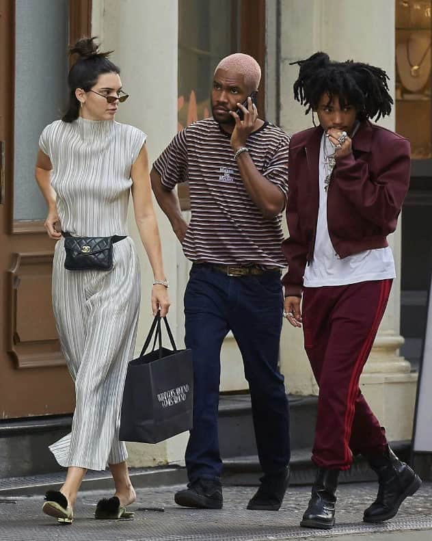 ワットゴーズアラウンドカムズアラウンドのインスタグラム：「Tag yourself, we're circa 2017 Kendall Jenner in a vintage belt bag from us   Photo Credit: J. Webber / Splash News」