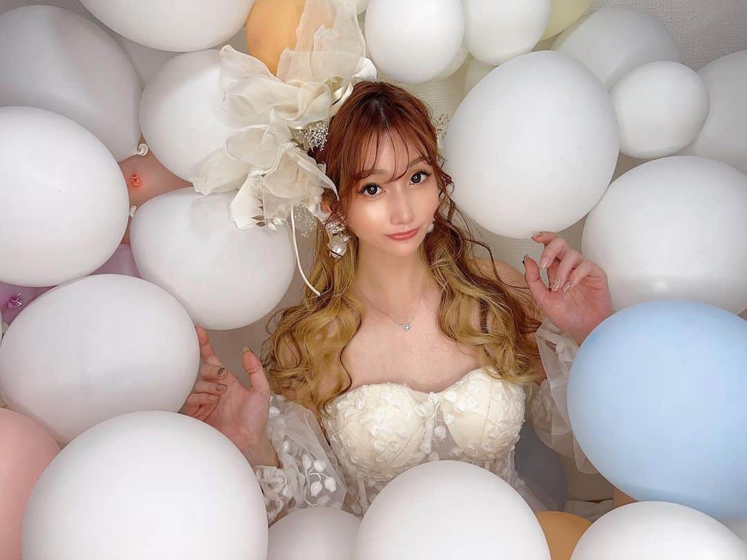 堀井大輔のインスタグラム：「福岡ホリージョ様 @arina_sera  ・ バルーン背景🎈 ・ 上までバルーンでプリクラ背景に✨ ・ 今回かぎりの背景になります。 ・ これからバルーン背景検討致します。 思っている以上にバルーン可愛かった🤤💛 ・ #バルーン #バルーン背景 #風船 #ホリーマジック #ホリージョ撮影 #エモージョ #ホリージョ #クラウンヘアー #天白区 #名古屋 #ヘアセット#セット#ヘアアレンジ #プレ花嫁 #作品撮り #ウェディングドレス #結婚式コーデ #結婚式ヘアアレンジ #結婚式お呼ばれ #全国のプレ花嫁さんと繋がりたい #フォトブース #コテ巻き  #DRESSY花嫁 #ゼクシィ2023 #アップスタイル #おだんご #編みおろし #プラコレ ￼ 	◦」