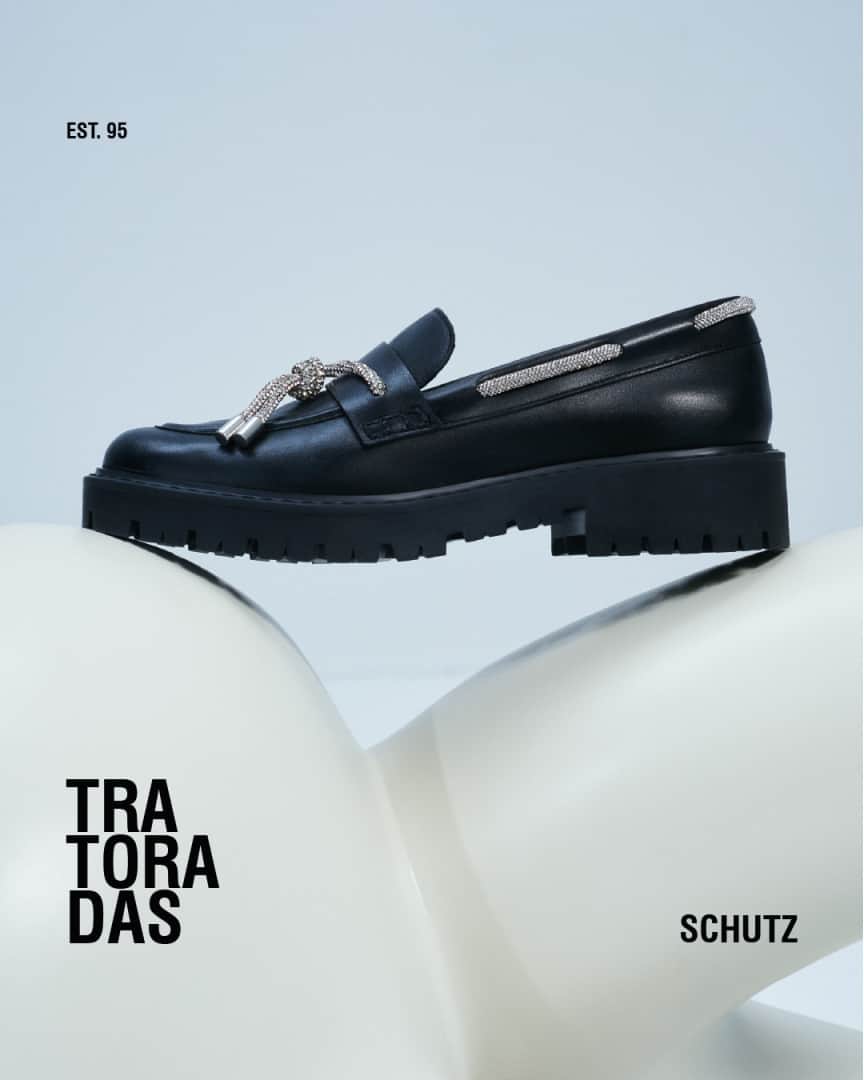 のインスタグラム：「O mocassim clássico ganha uma releitura glam com a tira de malha de brilho costurada entre as bordas do cabedal, finalizada com um nó delicado.  #Schutz」