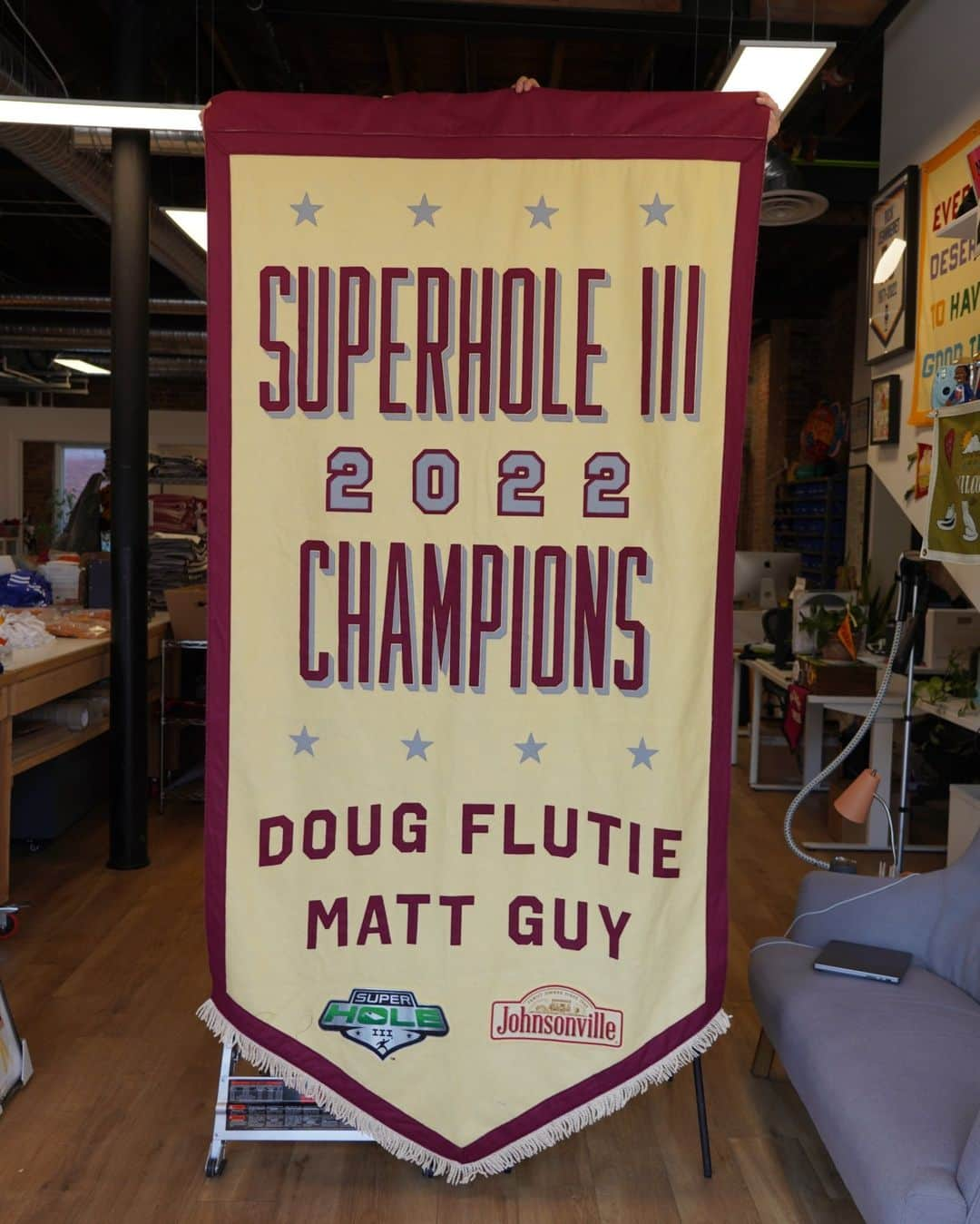 ジョンソンヴィルのインスタグラム：「It's a #BillsMafia themed Johnsonville Super Hole tonight on @ESPN 2. In Kansas. Because, why not? We partnered with Buffalo’s own @OxfordPennant on this hand-stitched homage to cornhole (and sometimes football) legend, @DougFlutie. Time to fire up your grills (kettle, rake or car hood) and spray your loved ones with ketchup because these bags are LIVE! #ACL #SuperHoleSeries」