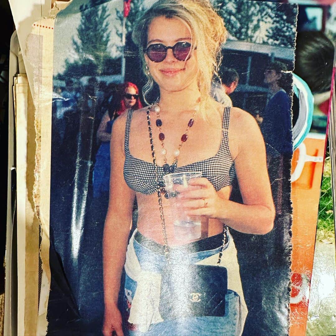 アマンダ・デ・カディネットのインスタグラム：「Festival fashion 1992 . #FBF #Chanel #Levis #blumarine」