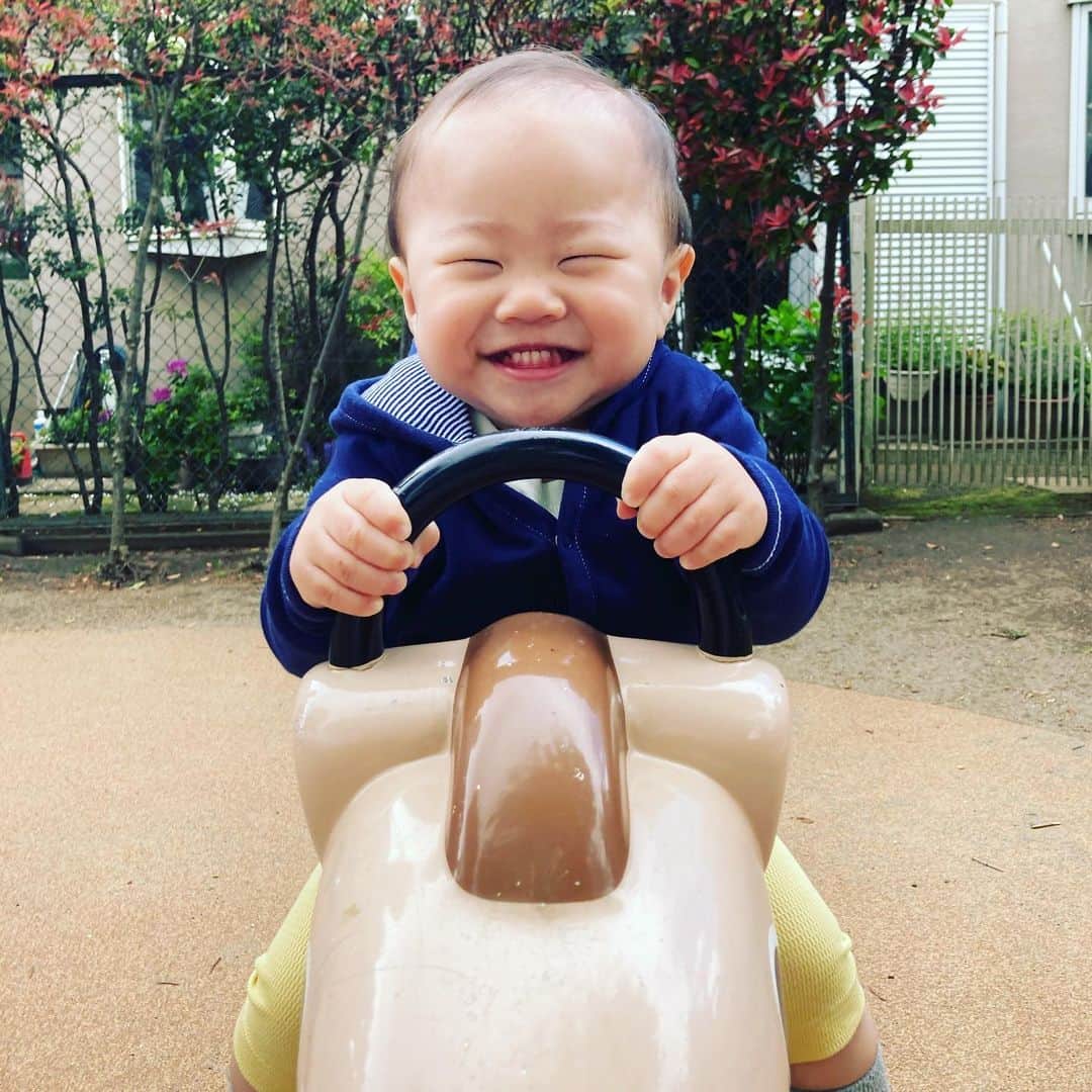 やしろ優さんのインスタグラム写真 - (やしろ優Instagram)「この馬🏇 とーーっても楽しいね♪  #やさ丸 #1歳3ヶ月」4月22日 9時07分 - yashiroyuuuu