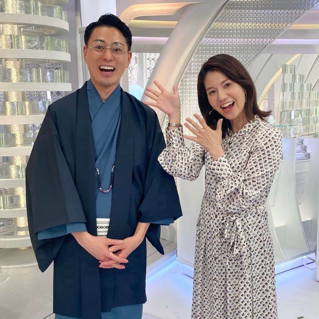 フジテレビアナウンサーのインスタグラム：「. こんにちは！遠藤玲子です。  アクティブ中継終わりの木村アナ。 毎回、様々なコスプレ姿を披露してくれます。  この日は文豪に扮した丸メガネ姿。 なんでも着こなす男、キムタク。  宮司アナ バージョン♡  そして  榎並アナ バージョン…  #同じメガネのはずなのに  #きょうのフジアナ #榎並大二郎　#木村拓也 #宮司愛海　#遠藤玲子  #私はそろそろ老眼が始まっています」
