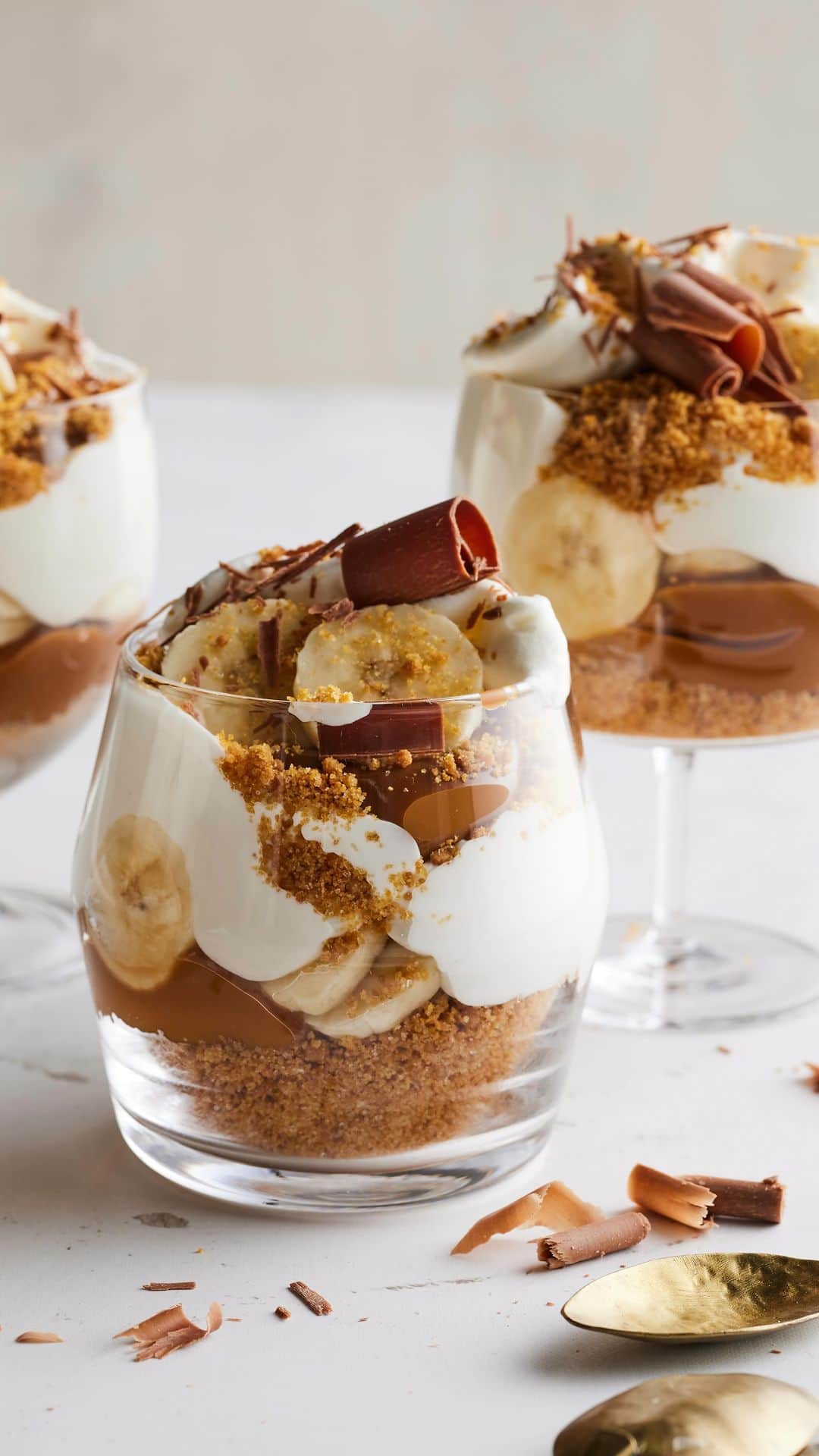 Gaby Dalkinのインスタグラム：「Banoffee Pie Trifles heading into the weekend!!! You’re welcome! Linked in my bio https://whatsgabycooking.com/banoffee-pie-trifles/」