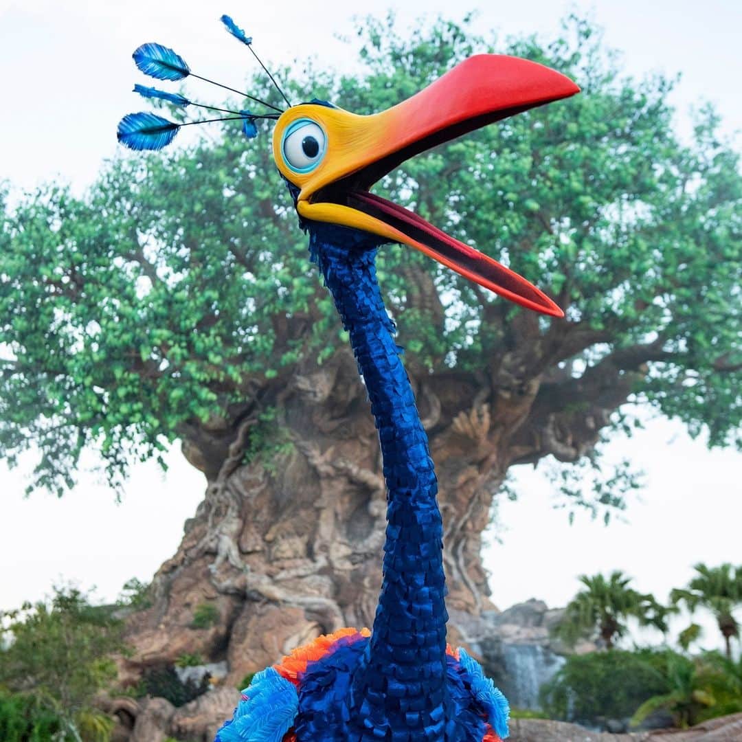 Disneyさんのインスタグラム写真 - (DisneyInstagram)「Still awe-inspiring after all these years... 🐜🦜🦍🐘🦖 Happy 25th anniversary to Disney’s Animal Kingdom Theme Park at @WaltDisneyWorld!」4月23日 2時00分 - disney