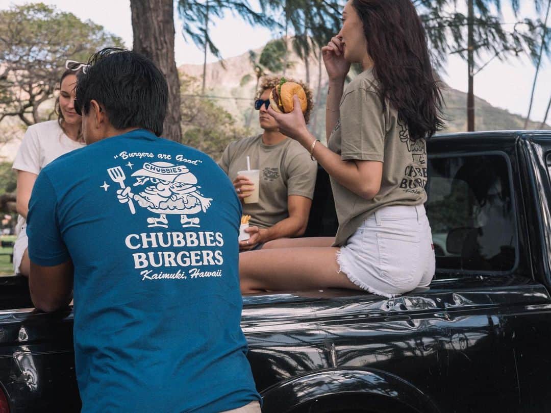 Aloha Street アロハストリートさんのインスタグラム写真 - (Aloha Street アロハストリートInstagram)「カイムキにある「チャビーズ・バーガーズ @chubbieshawaii は、鉄板に強く押しつぶして焼き上げるパテが特徴的な1950年代スタイルのハンバーガーが味わえる人気店。  食べ応えのあるアメリカンなハンバーガーを提供しています。  看板メニューの「50'sバーガー」は、良質な100％アンガスビーフを使ったパテをポテトバンズで挟んだスマッシュバーガー。  スパイスとピクルスの風味を生かした自家製のケチャップソースも魅力です。  ほかにも、オニオンリングとアボカドを挟んだ「EL REY」や「スパイシーチキン」といったバーガーがラインナップ。  自家製ソース付きのオニオンリング、フレンチフライといったサイドメニューもぜひ一緒にオーダーを。  また、カスタード風味のアイスとオアフ島ライエ産のバニラを混ぜて作るバニラミルクシェイクもおすすめです。  レトロアメリカンな雰囲気の店内では、オリジナルグッズも販売しているので、ぜひチェックしてみてくださいね。  詳細は下記のリンクまたはプロフィール欄のリンクからどうぞ！ https://www.aloha-street.com/go/Facebook2023/47872  #ハワイ #ハワイ好き #ハワイ好きな人と繋がりたい #ハワイグルメ #チャビーズバーガー #カイムキ #ハンバーガー #ハワイ旅行 #ハワイ観光 #ハワイ情報 #ハワイ旅 #hawaii #kaimuki #chubbiesburgers #hamburgers #hawaiitrip #hawaiitravel #hawaiifoodie #hawaiifood #oahueats」4月22日 9時18分 - alohastreetcom_hawaii