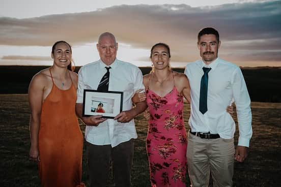 サラ・ゴスのインスタグラム：「A perfect addition to our whānau, our sis Nicole ❤️   #throwbackweddingphoto #Lilbroswedding #Mr&MrsGoss」