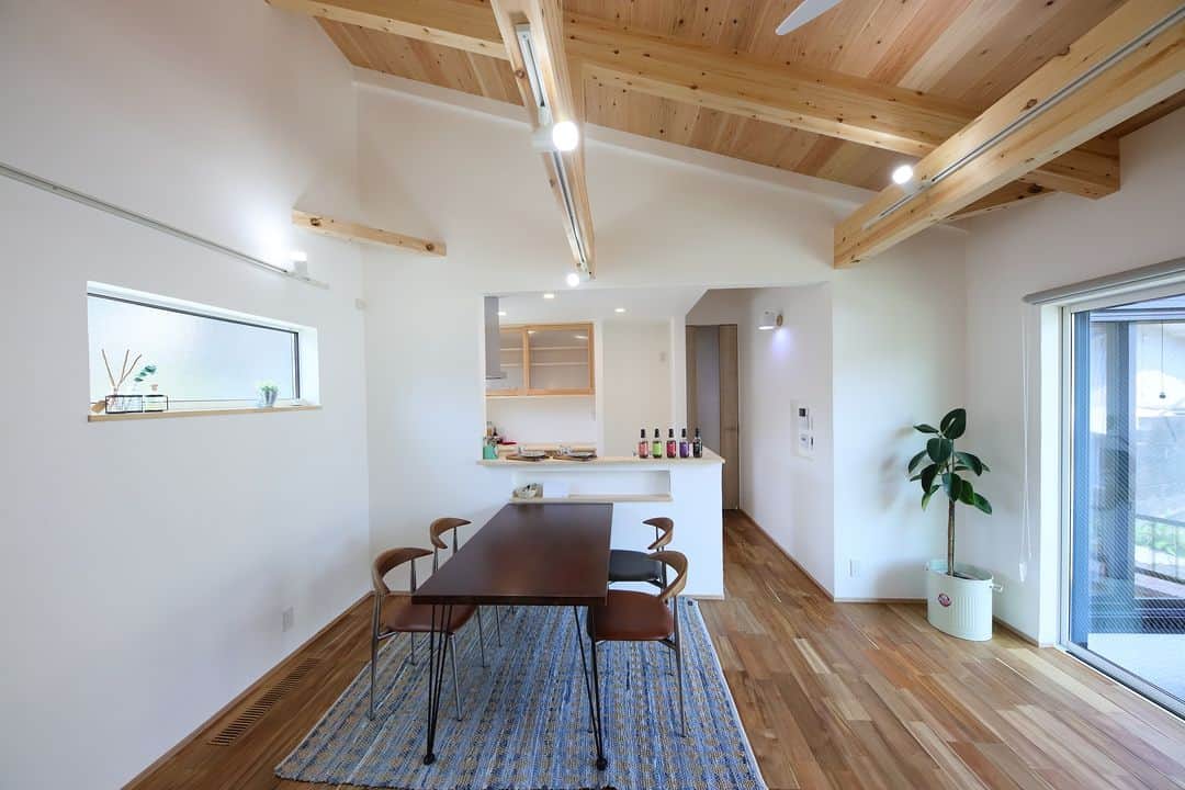 satsumahomeのインスタグラム：「板張りで勾配天井がより引立つ印象に✨ ＿＿＿＿＿＿＿＿＿＿＿＿＿＿＿＿＿＿＿＿＿＿＿＿＿  「体に良くないものは使わない」  漆喰や無垢材などの自然素材だけを使って建てる。 体に安心・安全な無添加の家。 豊中市・箕面市を中心とした北摂エリアで注文住宅を建てる専門工務店です。 ＿＿＿＿＿＿＿＿＿＿＿＿＿＿＿＿＿＿＿＿＿＿＿＿＿＿ さつまのリフォーム ▷@satsumahome_renovation さつまの不動産　 ▷@sh.fudousan さつまのLINE ▷@sh.lineinfo  #さつまホーム #無添加住宅 #漆喰  #マイホーム計画中の人と繋がりたい #マイホーム記録 #注文住宅 #家づくり #高気密高断熱 #施工事例 #いえすたぐらむ #おうち時間を楽しむ #収納アイデア #ルームツアー #家づくりアイデア #お部屋紹介 #インテリア好き #後悔しない家づくり #工務店だからつくれる家 #リビング」