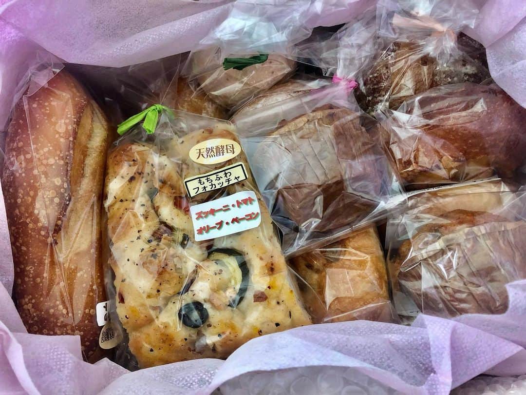 佐藤由季さんのインスタグラム写真 - (佐藤由季Instagram)「🥖🥐🍞🥪🥯 ずーーーっと食べてみたかった ラルジュさん @satomi59639  の自家製酵母パン オーダーしてしまいました😍  #bayfm #プレシャスレポート での 出会いですが、レポート時には、 私も大ファンになったジンジャーシロップ を中心に、甘いものやグラノーラなどは リピートしてきました❣️ がしかし、大好物のパンも作っている ということで、気になって仕方なかった🥺 そうしたら、ラルジュの小林さんから SNSのDMで希望をオーダーしてくれれば👍と聞いて、、、 パン好きの私が頼まない訳がない😍 しかも種類はお任せでお願いしたら、、、 なんとこんなに色んな種類が😍 大興奮です！！！！ ひとつひとつのボリュームが大満足な上に 密度の高いパン生地でもっちもち🤤 具材が入っているものはゴロゴロ盛り沢山！ はぁ。毎朝の楽しみが増えました❤️  ラルジュさんはDMで自家製酵母パンを お願いすることも出来るそうですよ💕 ※送料は別途かかります レポートでの出会いがきっかけで プライベートでもリピートしたり伺ったり って、私、多いなぁ〜🥰  #パン #自家製酵母パン  #パン好き  #リポーター  #フリーアナウンサー  #佐藤由季  #結婚おめでとう🎁と以前も沢山のお心遣いをいただきました 🙇‍♀️ #親戚 のような #ラルジュ さんです💕」4月22日 9時24分 - yukisato0710