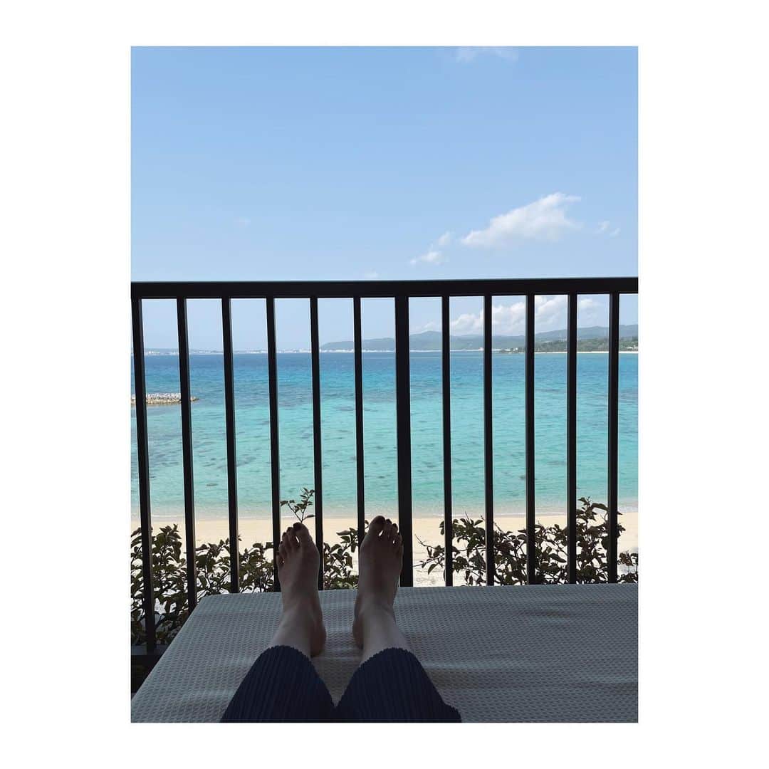菊地舞美さんのインスタグラム写真 - (菊地舞美Instagram)「🏊 ___________________________  Throw back Okinawa  まだやるんかい😂 旅の備忘録として残します🫶🏻  ひたすら海を見て プールサイドで読書をして 寝て また読書 たまに長風呂  SNSはほとんど見ず 時計も見ず  太陽の動きと共に1日を過ごす 贅沢な時間。  残念ながら真水のプールは寒くて入れなかったけど、 屋外温水プールは気持ち良くて ずっと入っていたかった🫠  ___________________________  #okinawa #沖縄 #沖縄旅行」4月22日 9時25分 - maimi_kikuchi_reborn