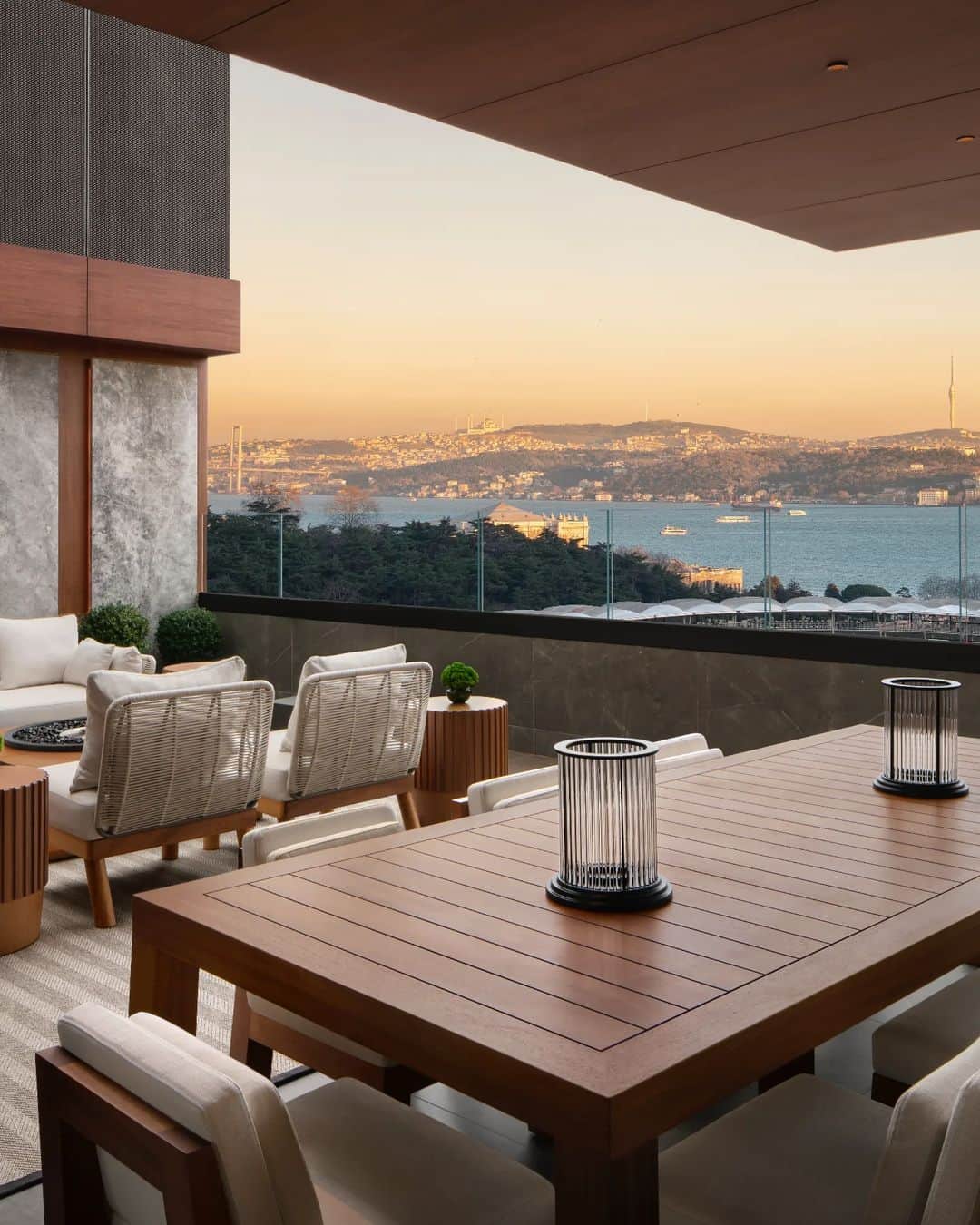 リッツ・カールトンさんのインスタグラム写真 - (リッツ・カールトンInstagram)「Step out onto a terrace decorated with brilliant Bosphorus views at The Ritz-Carlton, #Istanbul.」4月22日 9時38分 - ritzcarlton