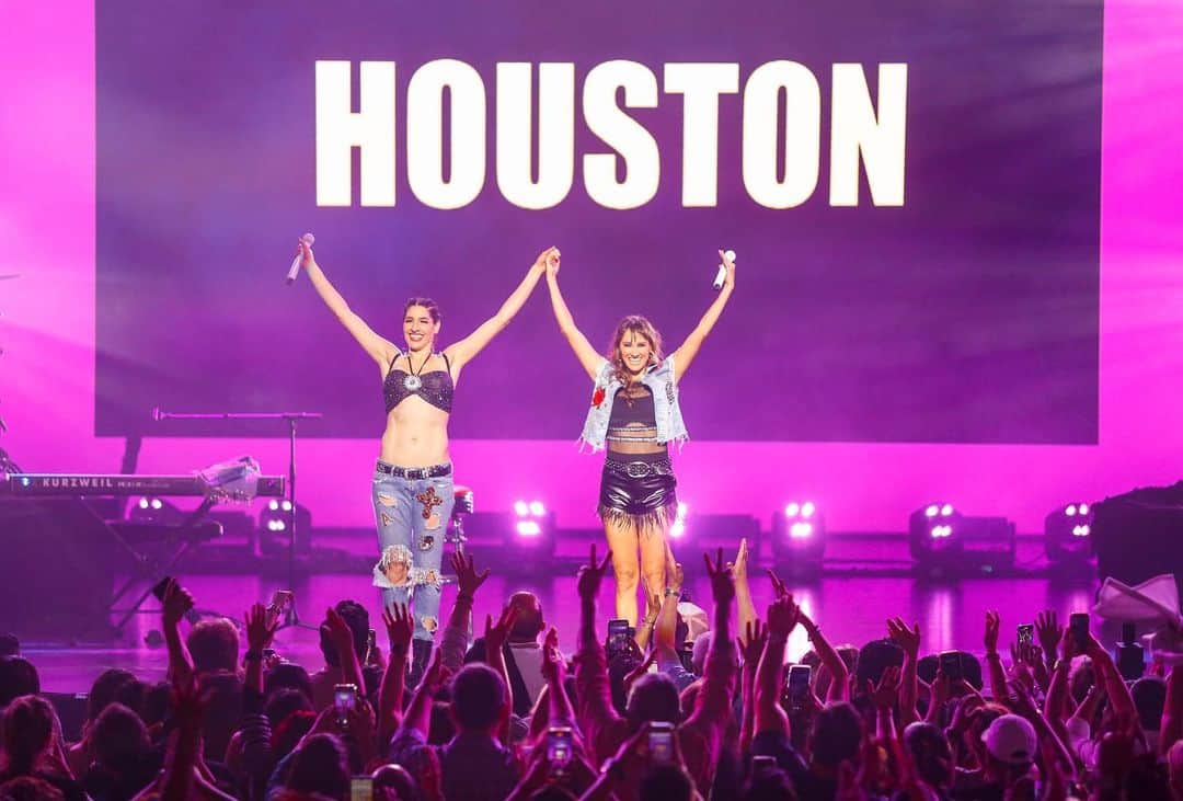 Ha-Ashのインスタグラム：「Houston!!! Nos tocaron el corazón ♥️ Gracias por bailar y cantar como nunca. 💃🏻💃🎉🇺🇸   #MiSalidaContigoUSATour」