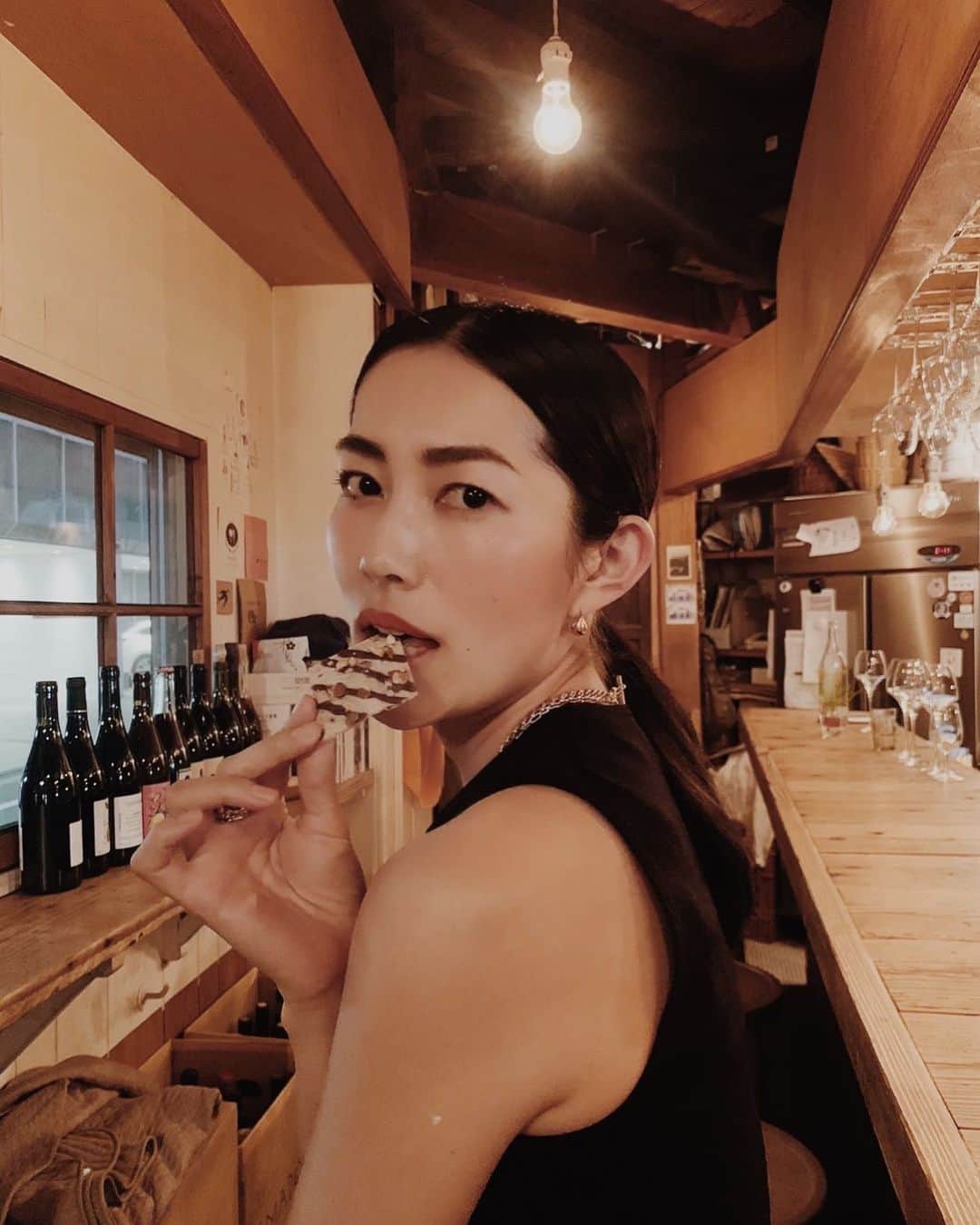 松田珠希さんのインスタグラム写真 - (松田珠希Instagram)「振り返りでチョコがけ南部せんべいを食べる女。  #南部せんべいのCMお待ちしております #南部せんべい　#べいちょこ」4月22日 9時33分 - tamakimatsuda11