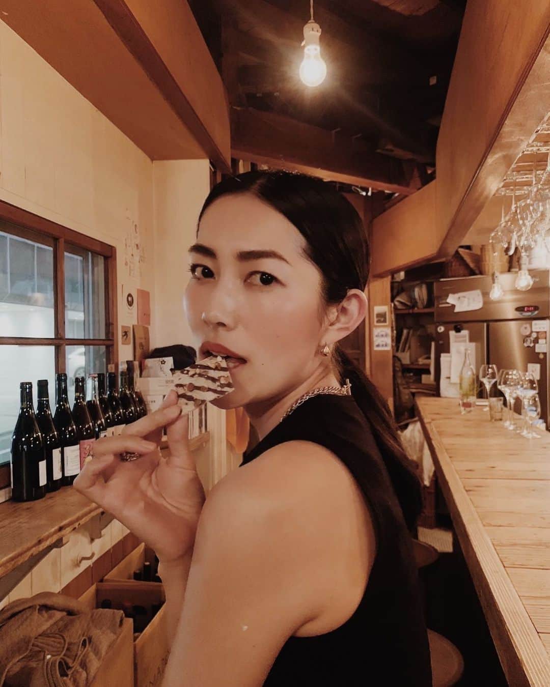 のインスタグラム：「振り返りでチョコがけ南部せんべいを食べる女。  #南部せんべいのCMお待ちしております #南部せんべい　#べいちょこ」