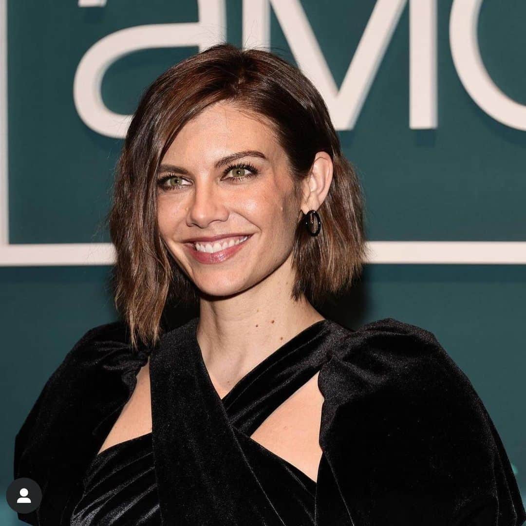 ローレン・コーハンのインスタグラム：「Thank you glam fam, 🥰 for getting me ready #Upfronts  @kim_johnson_ & @ambersimiriglia  @andrea_tiller 💋  @seijinyc 💇🏻‍♀️  @christopherkane 👗  @louboutinworld @blisslau  @maisonmiru @larallan」