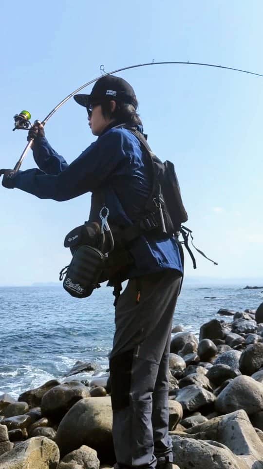 外山将平のインスタグラム：「とても良い経験をさせて頂きました。　　　　　　　　　　　　　　 　　　　　　　　　　　　　　　　　　　　　　　　　　　　　　 　　　　　　　　　　　　　　　　　　　　　　　　 #BlueBlue #アングラーズマイスター　　　　　　　　　　　　　　　　　　　　　　　　　　　　　　　 #TOKYO　　　　　　　　　　　　　　　　　　 #メタルシャルダス　　　　　　　　　　　　　　　　　　　　　　　　　 #ヒラスズキ　　　　　 　　　　　　　　　　　　　　　　　　　 　　　　　　　　　　　　　　　　　　　　　　　　　 　　　　　　　　　　　　　　　　　　　　　  ◆釣りにかかわらず､出たゴミは持ち帰りましょう！ 一人一人の意識で自然は守れます。 釣り場､自然を大切に🐟　　　　　　　　　　　　　　　　  ◆キャスト時は必ず後方確認をして ルアーや針が歩行者､同行者に当たらないようにしましょう。　　　　 　　　　　　　　　　　　　　　　　　　　　　　　　　　　　　 ◆釣り際はライフジャケット着用をお願い致します。　　　　　　　 命を守りましょう！　　　　　　　　　　　　 　　　　　　　　　　　　　　　　　　　　　 ◆YouTube⇩(始めました！チャンネル登録お願いします😊) https://youtube.com/channel/UC07x3DbJCNv_gAFvAjaWQMQ　　　　　　　 　　　　　　　　　　　　　　　　　　　　　  ◆アングラーズ↓🎣 将平(syohei) https://anglers.jp/users/530231 こちらもチェックお願い致します🐟　　　　　　　  ◆Twitter↓ https://mobile.twitter.com/syohei_1108 こちらもフォロー宜しくお願い致します！🙇‍♂　　　　　 　　　　　　　　　　　　　　　　　　　　　　　　　　　　　　　　　　　　　　　　　　　　　　　 　　　　　 　　　　　　　　　　　　　　　　　　　　 　　　　　　　　　　　　　　　　　　　　　　　　　　　　 #今日の外山 #俳優 #外山将平  #釣り好きな人と繋がりたい #釣りスタグラム #シーバス #東京湾奥 #釣りの成長記録 #釣りで人生を豊かに  #fishing #lurefishing #lure #bass #catchandrelease #fish #fishinglife #bigfish #lunker #angling #instafish  #bassfishing #seabass」