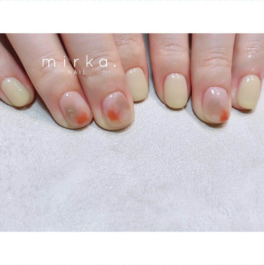 mirka. NAIL(ミルカネイル)のインスタグラム：「⁡ ⁡ ⁡ cream yellow × orange 𓅺 ⁡ ⁡ ………………………………………………………… ⁡ ご予約、お問い合わせは LINE ID⇒ @mirka.nail (@含む)まで。 ⁡ ご新規様はハイライトの「ご案内」と「ご予約方法」を必ずお読みいただいてからご予約くださいますようお願いいたします。 空き状況や詳細はLINEの投稿からご確認ください。 ⁡ ⁡ ⁡ ⁡ #mirkanail#nails#nail#nailart#naildesign #ショートネイル#ネイルアート#ネイルデザイン#ネイル#大人ネイル#シンプルネイル#オフィスネイル#ニュアンスネイル#ナチュラルネイル#カジュアルネイル#ショートネイルデザイン#美甲#春ネイル#春ネイル2023 #プライベートサロン#プライベートネイルサロン#東京ネイルサロン#東京ネイル#江東区ネイルサロン#森下#清澄白河 ⁡」