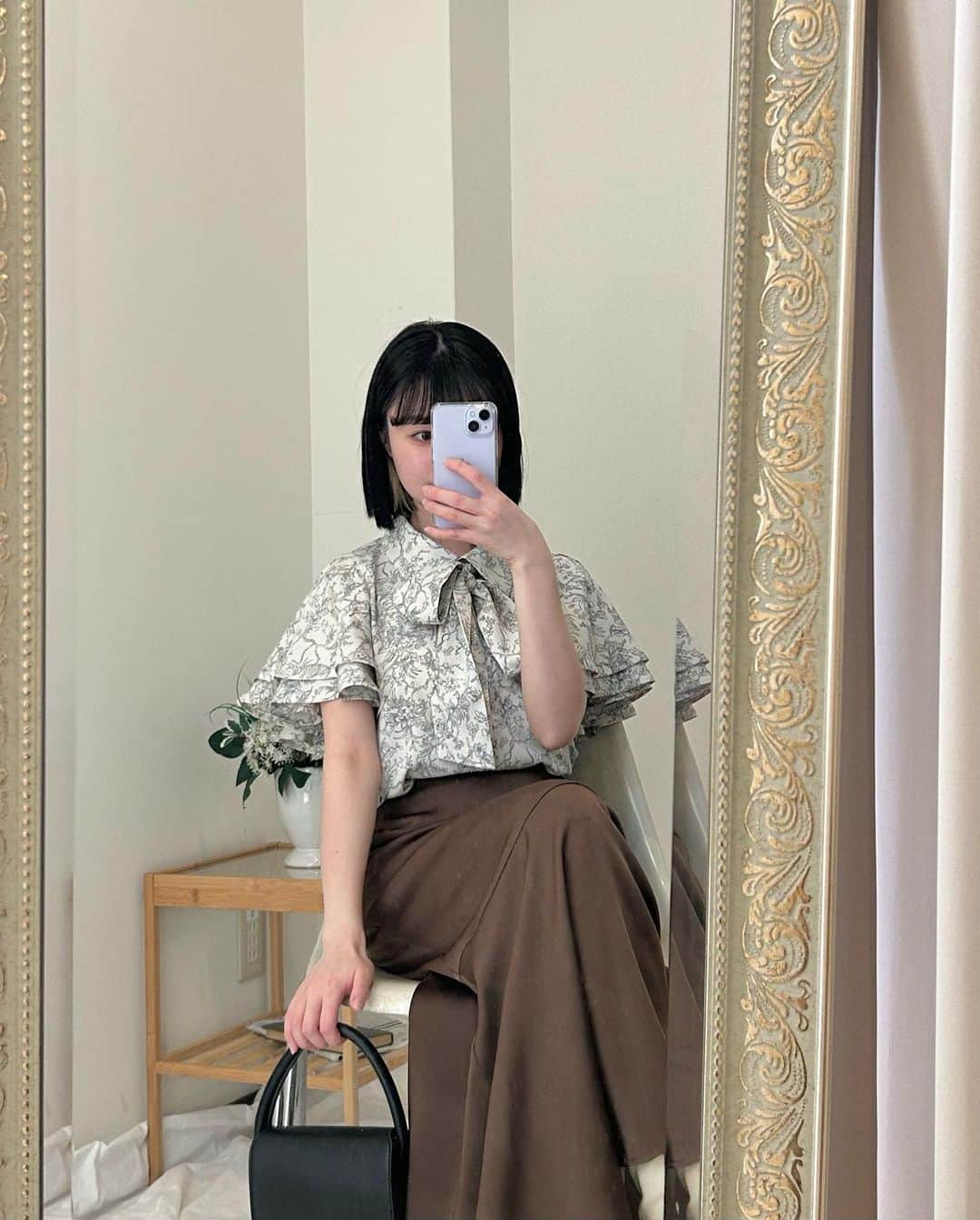 fruncoのインスタグラム：「@frunco.official ◀︎他のアイテムはこちらから☀️ ̖́-‬ ㅤㅤㅤㅤㅤㅤㅤㅤㅤㅤㅤㅤㅤ \ 4.22 New arrival ! / とろみのある素材と上品な花柄が 大人の女性らしさを演出してくれます🥀✨️  リボンはその日のコーデに合わせて取り外し可能です◎  女性らしさ満載でデートコーデやLIVE参戦などに大活躍間違いなし👏🏻💖 ㅤㅤㅤㅤㅤㅤㅤㅤㅤㅤㅤㅤㅤ ㅤㅤㅤㅤㅤㅤㅤㅤㅤㅤㅤㅤㅤ  🏷LINE DRAWING BOWTIE BLOUSE BLACK / BROWN ￥3,520ㅤㅤㅤㅤㅤㅤㅤㅤㅤㅤㅤㅤㅤ ㅤㅤㅤㅤㅤㅤㅤㅤㅤㅤㅤㅤㅤ  ㅤㅤㅤㅤㅤㅤㅤㅤㅤㅤㅤㅤㅤㅤㅤㅤㅤㅤㅤㅤㅤㅤㅤㅤㅤㅤ- - - - - - - - - - - - - - - - -  ㅤㅤㅤㅤㅤㅤㅤㅤㅤㅤㅤㅤㅤ アイテムの詳細は商品タグ、または @frunco.official トップのURLよりご覧いただけます！✨️ ㅤㅤㅤㅤㅤㅤㅤㅤㅤㅤㅤㅤㅤ official store 税込¥3,000以上お買い上げで送料が¥220に🌱 さらに！税込¥8,000以上お買い上げで送料無料 📦 ̖́- ㅤㅤㅤㅤㅤㅤㅤㅤㅤㅤㅤㅤㅤ - - - - - - - - - - - - - - - - -  #frunco #frunco_snap  #新作  #zozotown  #zozotownで購入  #zozotownおすすめブランド  #zozotown購入品  #大学生コーデ  #大学  #韓国ファッション  #韓国コーデ  #デートコーデ #ブラウスコーデ  #ブラウス  #大人コーデ  #モテコーデ  #大人ファッション  #オフィスコーデ」