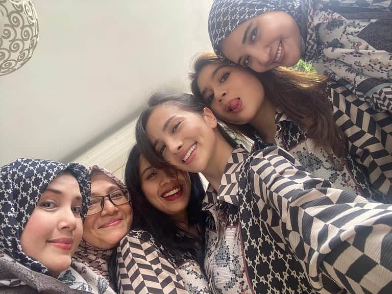 Zaskia Sungkarのインスタグラム：「Kesayangans🖤  Made in priuk   #lebaranwithZS @zaskiasungkarjakarta」