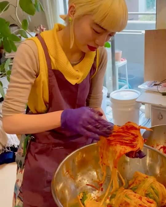 アオイヤマダのインスタグラム：「きむちのきもち。 NO KIMUCHI  NO KIMOCHI  スーパーに並んだ 様々な容器とパッケージのキムチ、 『オムニ』とかハングル文字で書かれてたらすぐに手をのばしてしまう。  キムチのきもち、 白菜を赤ちゃんに見立て、くるっと巻く。 私の巻き方では、 キムチへの気持ちが足りてないかも。 精進。  🌶 @rieko_teramoto」