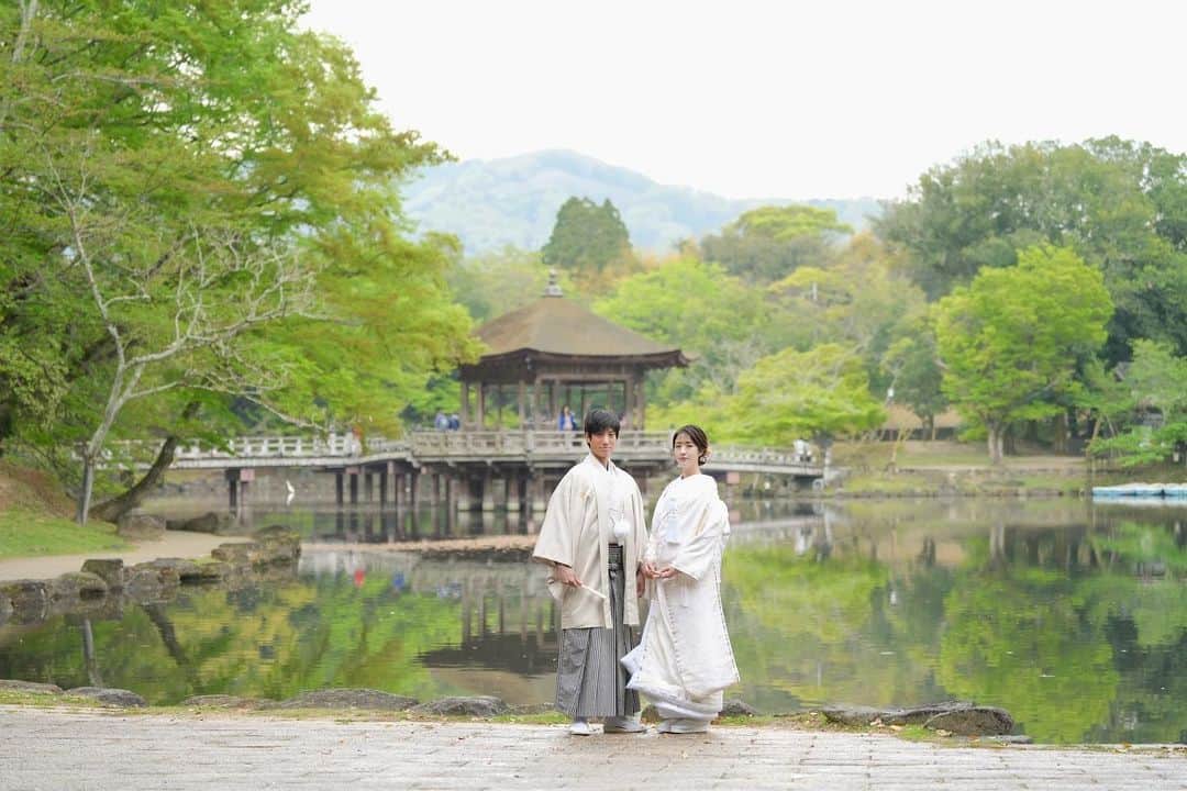 studioTVB NARAさんのインスタグラム写真 - (studioTVB NARAInstagram)「奈良公園、浮見堂🌳🦌 ・ これから新緑シーズンで過ごしやすい季節になりますね🌿✨ ・ 奈良の若草山は緑が綺麗で山頂から見渡す 街並みの景色がとても綺麗なスポットです🌳🫧 ・ 奈良の撮影ご予約も是非 お待ちしております🦌🤍    ┈┈┈┈┈┈┈┈┈┈┈┈┈┈┈┈┈┈  撮影のご予約やお問い合わせはHPの お問い合わせフォーム・DM・ お電話より受け付けております🌸  💌 namba@st-tvb.jp 📞06-6616-9890  営業時間 月〜金 11:00-20:00 土日祝 10:00-19:00  前撮り / ウエディングフォト @studiotvb_namba @decollte_weddingphoto @decollte_wedding  ┈┈┈┈┈┈┈┈┈┈┈┈┈┈┈┈┈┈┈┈  #撮る結婚式 #スタジオTVBなんばパークス店 #スタジオTVB  ┄┄┄┄┄┄┄┄┄┄ #新緑 #フォトウェディング #大阪前撮り #関西前撮り #結婚式準備 #結婚式レポ #プレ花嫁 #卒花嫁 #関西花嫁 #大阪花嫁 #日本中のプレ花嫁さんと繋がりたい #結婚式前撮り #前撮り #後撮り #結婚前撮り #結婚写真 #ウェディングフォト #ロケーションフォト  #ロケーション前撮り  #花嫁ヘア #カラードレス  #洋装ヘアアレンジ  #洋装前撮り  #ドレス試着  #ブライダルアクセサリー  #ウエディング撮影  #若草山」4月22日 15時12分 - studiotvb_nara