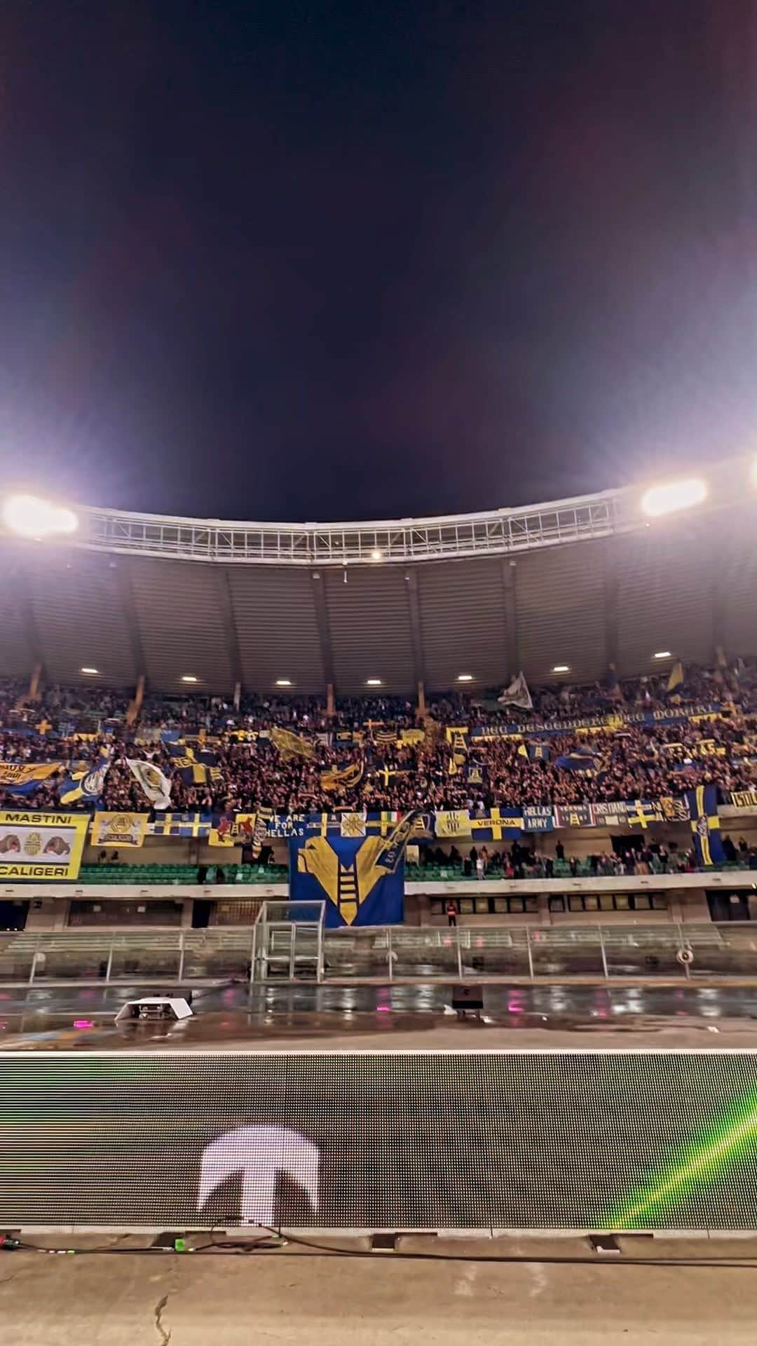 エラス・ヴェローナFCのインスタグラム：「OGGI È SABATO…💛💙」