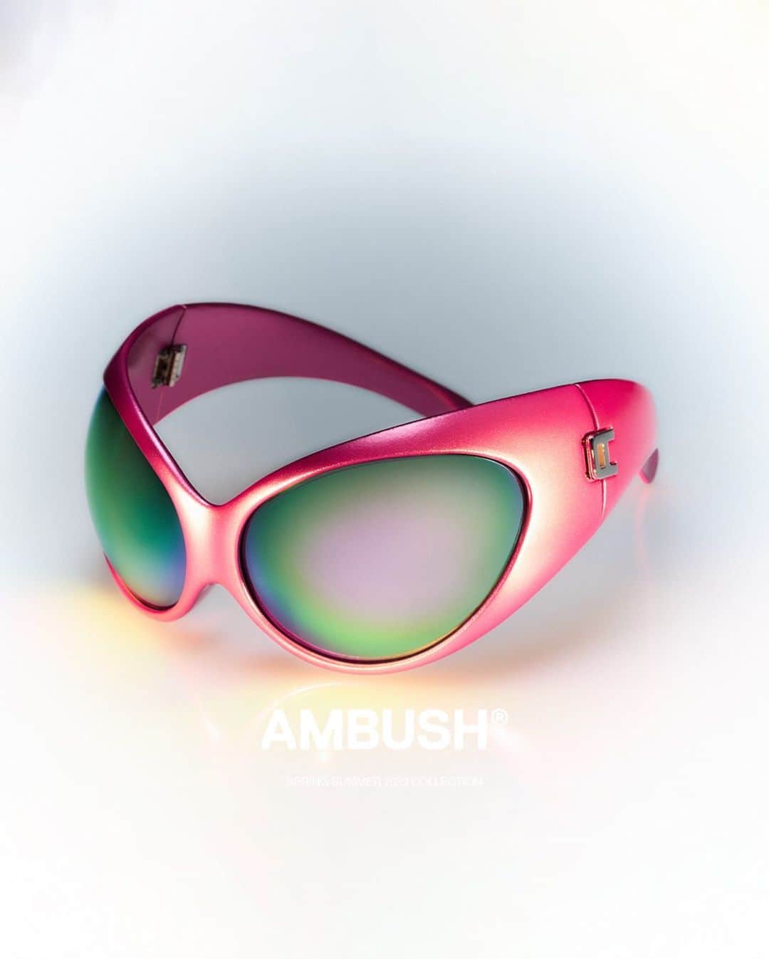 AMBUSHさんのインスタグラム写真 - (AMBUSHInstagram)「The latest icon from #AMBUSH SS23: ALIEN SUNGLASSES.  Metallic frames with iridescent mirrored lenses, 3D printem, hand made in Japan and exclusive to our TOKYO WORKSHOPS. Dropping early May.」4月22日 15時17分 - ambush_official