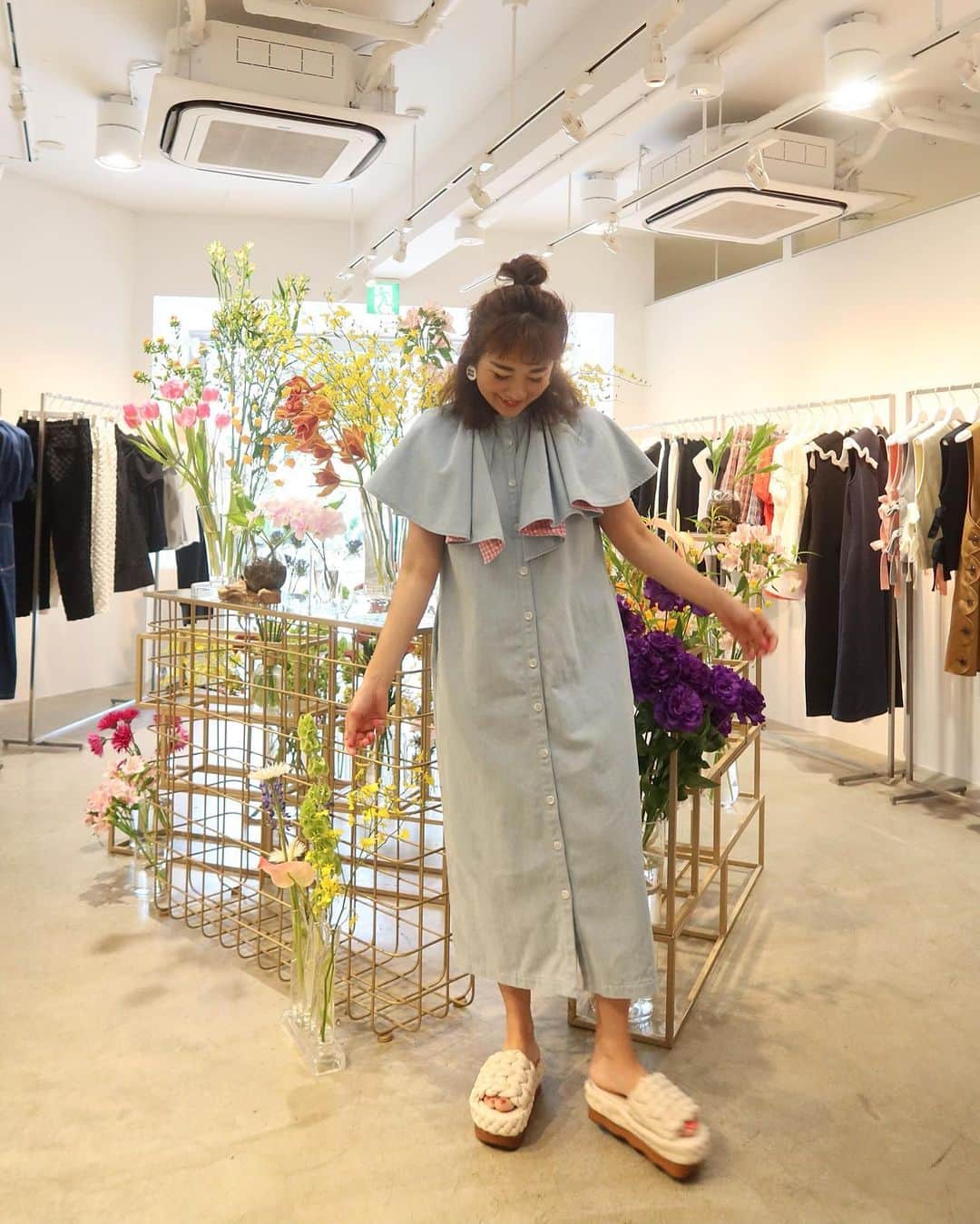 Mai Wakimizuのインスタグラム：「あっという間に3日目♡今日は少し寒くなるようですが、晴天の土曜日、観光がてら神戸北野に是非遊びにいらして下さい＼(^o^)／ 昨日のcoordinateはパラシュートワンピースのpinkを♡気付けば最近デニムアイテムばっかり。笑  dress:#linkable @linkable_official(popup先行発売)」