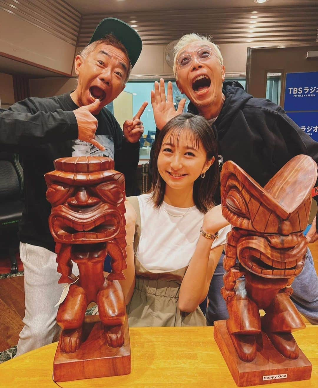 近藤夏子さんのインスタグラム写真 - (近藤夏子Instagram)「.    今朝も#木梨の会 ありがとうございました💗 　 ノリさんと所さん ノリさんのハワイのお土産Happy Godに挟まれてパシャリ✨ 　 　 今日も盛り上がりましたね〜楽しかった😍 　 ノリさんはハーフマラソンを走り切れたのか！？ ノリさん不在時の所さんの動きは！？  今朝のラジオ聴き逃した方はradikoで✨ 　 　 さてこのあとは〜 17:00〜　TBSラジオ「要潤のMagic Hour」 ゲストは唐沢寿明さん🐰 　 24:00〜　S☆1 　 24:58〜　#ジロジロ有吉 👀 　 　 聴いてください見てください🍑 　 　 .」4月22日 9時48分 - kondokako0804