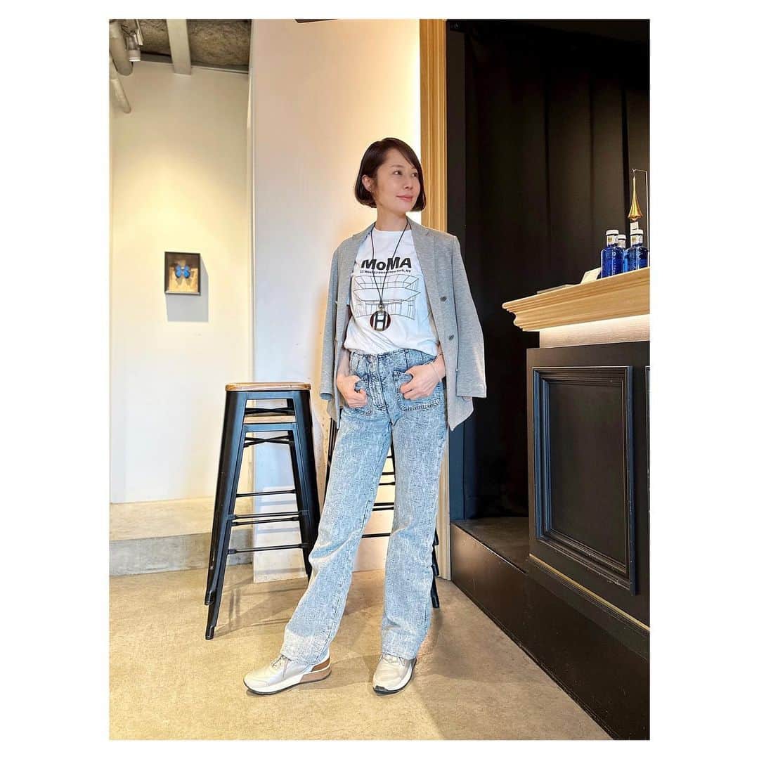 藤井美加子のインスタグラム：「💇‍♀️ バッサリいきました！！ 25年ぶりのショートです。 どうかなー？🙄  ドキドキしていたけどザクっと 迷いのない山本さんの美的感覚にあとから追いつく感じです♩ @bloc_japon  #bloc_yamamoto  初めて首元で聞いたバリカンの音や シャワーする時あれ？結ぶ毛がないとか まだまだ知らないコトばかり  ファッションやメイクも変わるかな。 首の後ろスッキリ見せる運動もしなくちゃ 丸見えだもん！！  知らないこと 挑戦して楽しまなくちゃ 新しいわたし どうぞよろしくお願いします🐒✨  #三木美加子 #ショートボブ #まだ慣れなくて  #照れ臭くて #写真格好つけちゃってる」