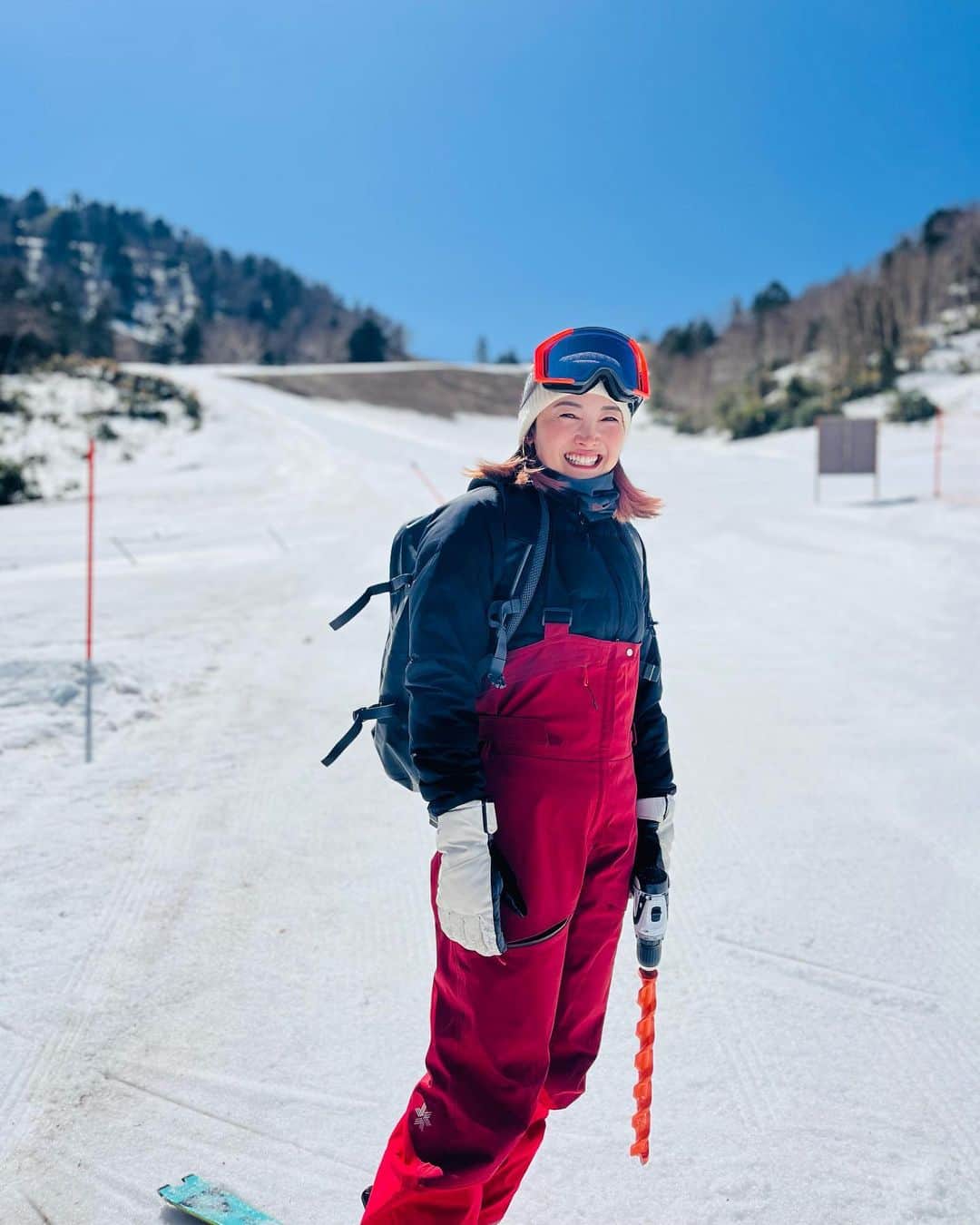 清澤恵美子のインスタグラム：「春スキー🎿⛷❄️ #ママ友から何持ってるのと質問受ける #ドリルだよ　#そりゃわからないわ   Ski @boots @fischertuningbase  Helmet @shred.skiing.japan  wear @goldwin_jp  Wax&bag @gallium_wax  Boot tune @hatchery_setagaya  Insole @ba2ne_insole」