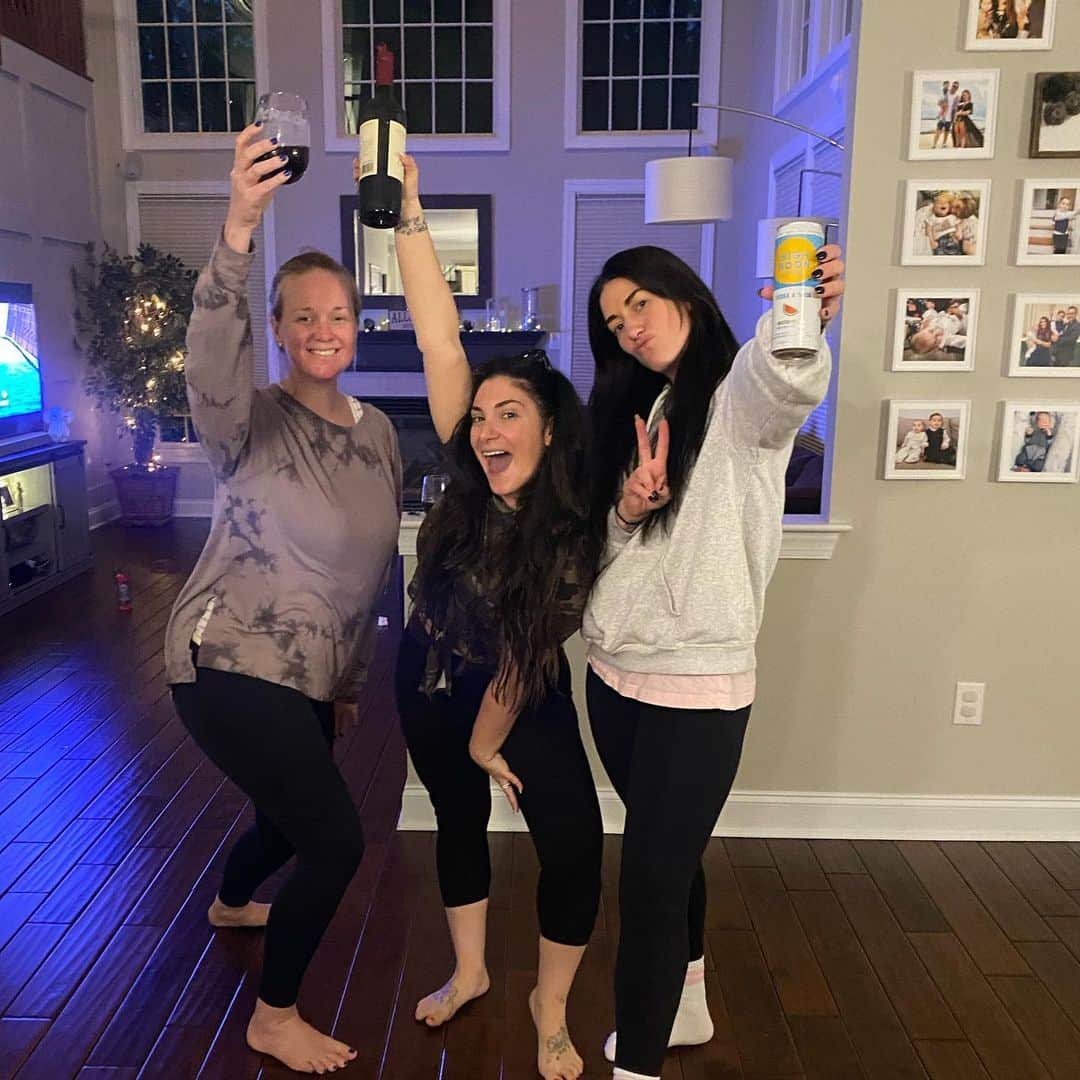 ディーナ・ニコール・コルテーゼのインスタグラム：「Soccer moms unite 💃🏻👯‍♀️」