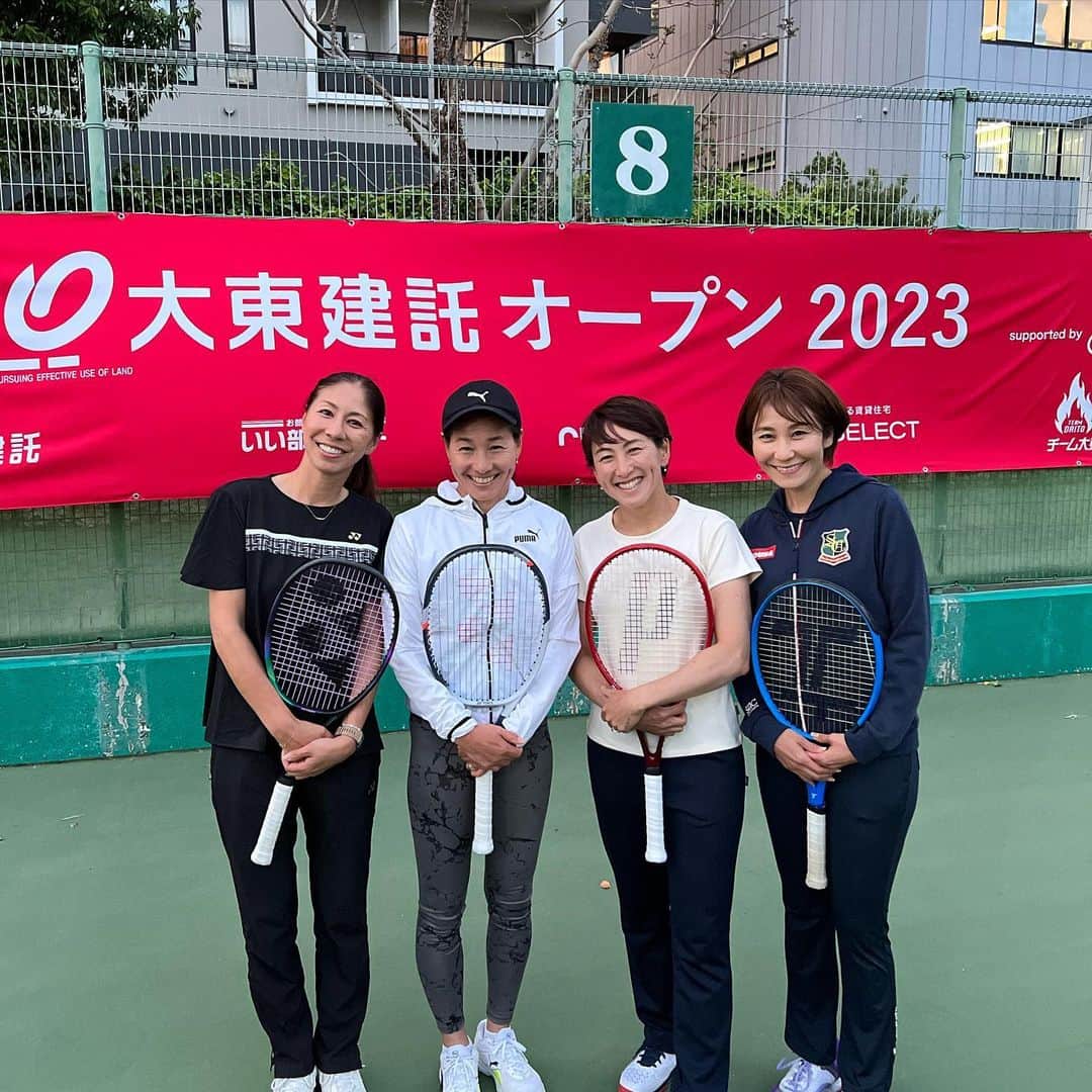 森上亜希子のインスタグラム：「昨日はJWT50で初めてのオンコートでのイベントでした！  ほんの少しでしたが、選手達と打てて嬉しかったです。  私たちと打ち合ったり話したりする事で少しでも選手達の刺激になっていれば嬉しいです。  #jwt50 #tennis #テニス #イベント #大東建託オープン #伊達公子 さん #杉山愛 さん #浅越しのぶ さん #森上亜希子 #セントクリストファー」