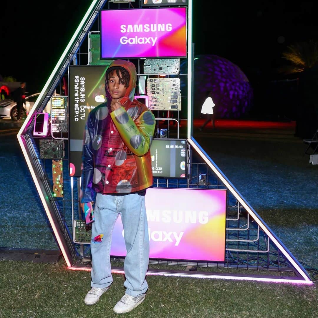 Samsung Mobileのインスタグラム：「Throwback to an epic Coachella night with @nylonmag 💜👾🎉 Captured #withGalaxy. #GalaxyS23 Ultra #SharetheEpic  Photo credit: Mark Hanson/BDG Learn more: samsung.com」