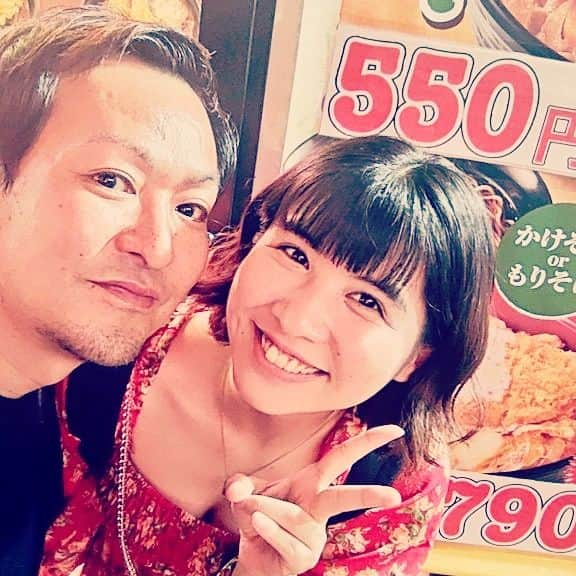 重松隆志のインスタグラム：「昨日、今井雅之さんの誕生日に、リスプロの舞台をストレイドッグのメンバー20人以上で見に行った。里世は今やストレイドッグそのもの。繋がっていく。 また、同じような写真をかつ丼屋の前で撮ってしまった😂 ラストまで生きてることを噛み締めて楽しめ～～～～森岡里世！  4月21日。 #僕らが見た東京の空は #僕空 #リスプロ #ストレイドッグ #今井雅之 #松本勝 #松本匠 #重松隆志 3人で赤ワインで献盃したよ🍷#田中正範」