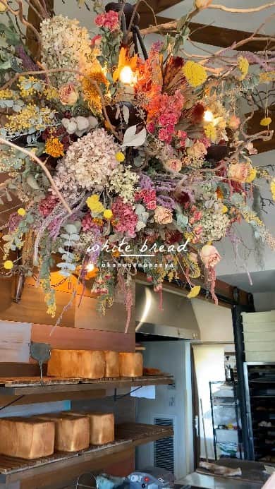 のインスタグラム：「2023.04.22  おはようございます、 丘の上のパン屋です。  朝からたくさんのご来店ありがとうございます。  好評いただいている食パンは焼き上がっています。 プレミアムブレッドもたくさん焼かせていただいておりますので、ぜひお求めください。 ※日によって食パンの焼き上がり時間は前後致します。  昨日より幾分涼しくなっており、テラス席でゆったりするにはとてもいい季節です。 焼き立てパンと一緒に丘パンブレンドコーヒーもお召し上がりください。  一番パンの種類が揃っているのは、9:30〜11:30頃です。 詳しくは、サイト内「パンの焼き上がり時間」をご確認下さいませ。  −−−−−−−−−  💬 スタッフ募集  私たちと一緒にパンを通じてお客様に喜びや感動を届けたいと思って下さる方をお待ちしております。  【製造補助】【販売スタッフ】 ・短時間でも可能、ご相談ください。 ・土日入れる方歓迎（夕方17時まで出来る方）  応募方法は郵送となります。 サイトの「採用」ページの募集内容をご確認のうえ、ご応募よろしくお願いします。 プロフィール（@okanouenopanya）のURLからリンクしています。  −−−−−−−−−  💬 一人の職人がひとつひとつ丁寧にパンを焼いています。  数には限りがございますことご了承ください。  一番パンの種類が揃っているのは、9:30〜11:30頃です。 詳しくは、サイト内「パンの焼き上がり時間」をご確認下さいませ。  −−−−−−−−−  💬 ご予約について  ●予約可能商品 ・食パン(9:30/14:00) ・カンパーニュ ・バゲット ・エッグタルト ・米粉パン  ※一升パン (※は木、金のお渡しになります)  📞 045-530-9683（クロワッサン🥐）  焼き上がり時間 プロフィール欄のURLから確認出来ます。  −−−−−−」