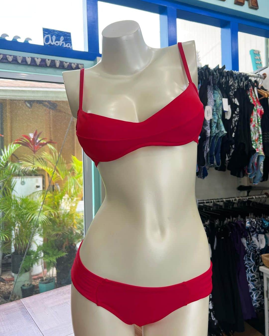 Pualani Hawaii Beachwearさんのインスタグラム写真 - (Pualani Hawaii BeachwearInstagram)「今日の一枚は、真っ赤なビキニ👙 肌を明るく見せてくれるカラーです🌺  ブラトップは、胸の形も綺麗に見えますよ〜🏝  #hawaii#oahu#bikini#hawaiilove#ハワイ#ハワイ旅行 #ハワイ生活 #ビーチ#ビキニ#モンサラット#ハワイ土産#ビキニ#水着#ビーチウェア#海#夏#ワンピース#ワンピース水着#モンサラットアベニュー #ハワイライフ#bikini#fashion #swimsuit #summer#bikinishoot #bikinistyle #水着女子 #水着コーデ #ビキニ👙 #ビキニコーデ」4月22日 10時12分 - pualani_monsarrat