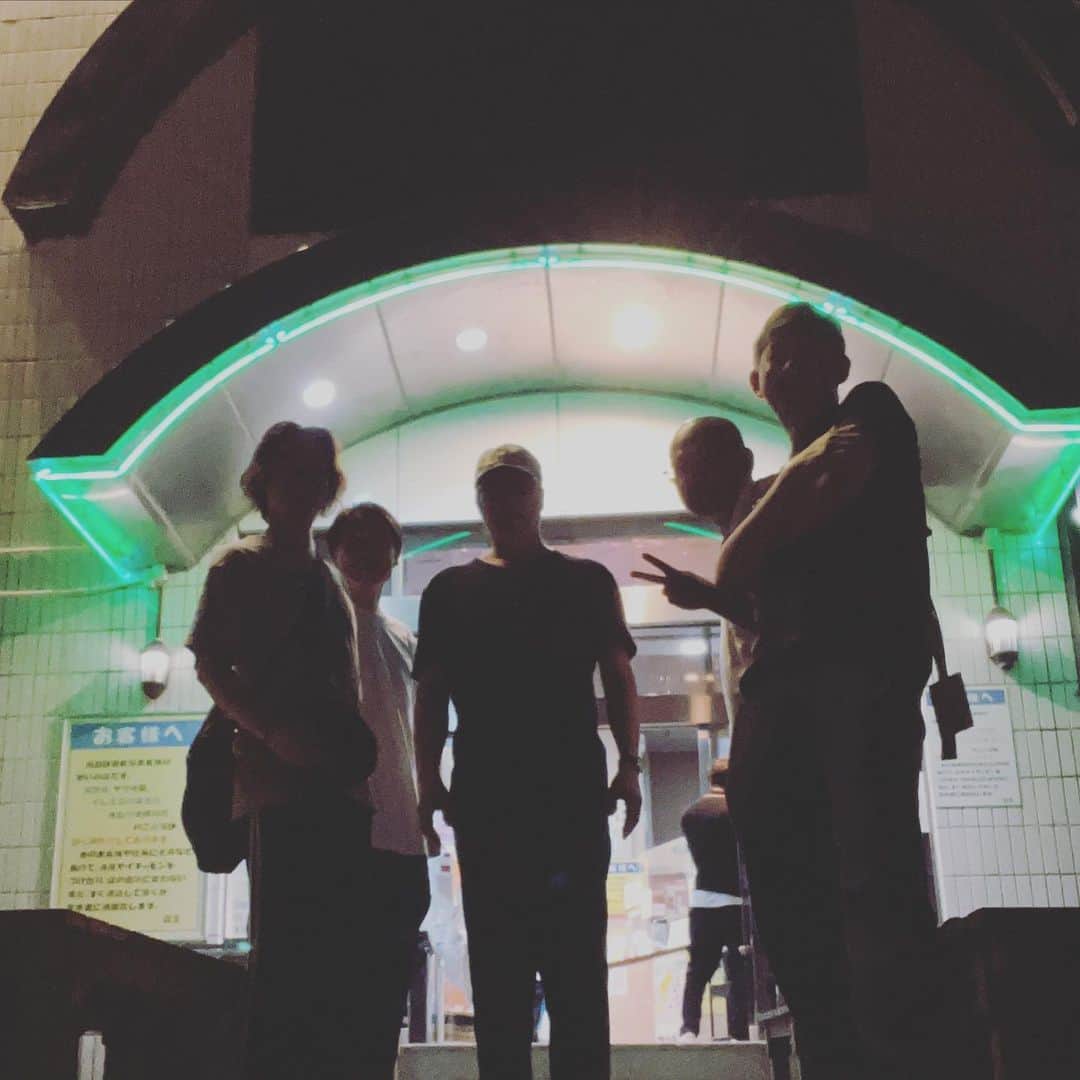 のインスタグラム：「静岡公演の後に、やっと来れた。  初しきじ。湘南乃風音響チームと。  お世辞抜きにして最高すぎました！ 薬草サウナで鼻の通りが良くなり、飲み水で喉の炎症が良くなりました。」