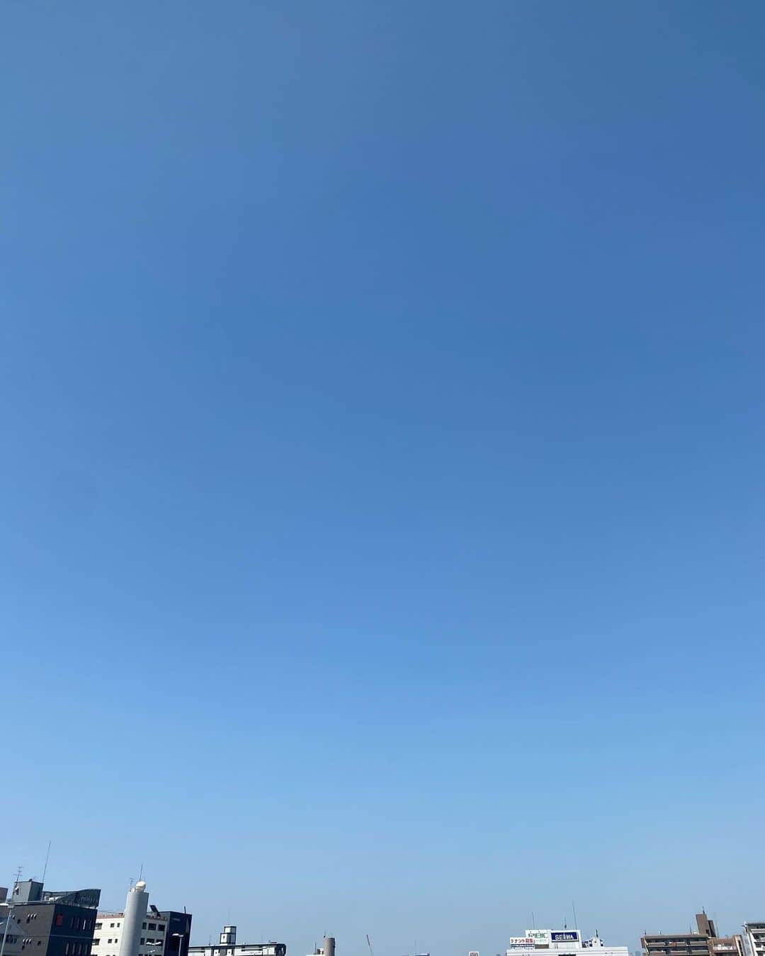 安蘭けいさんのインスタグラム写真 - (安蘭けいInstagram)「エドモン大阪初日です✨ 綺麗な青空がお祝いしてくれてます🎊 劇場でお会いしましょう✨  #青い空 #空が大きいよ #もう夏だ #いや早いな #もう少し春を楽しみたい #いい季節です  #初日 #エドモン #シラノドベルジュラック  #東大阪市文化創造館大ホール」4月22日 10時17分 - toko_aran