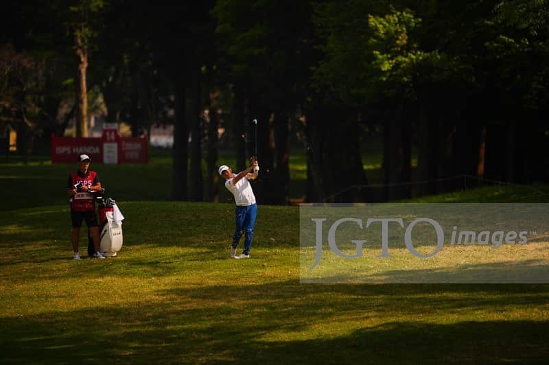 塩見好輝さんのインスタグラム写真 - (塩見好輝Instagram)「. ISPS HANDA 欧州・日本どっちが勝つかトーナメント！  昨日まで戦ってきました🏌️‍♂️ 久しぶりのツアー！しかもヨーロピアンツアーと共催！ 僕のランキングでは出る事も出来なかったですが、所属スポンサーの国際スポーツ振興協会.半田会長、推薦を頂きました。感謝しています。  自分なりにいいゴルフは出来ました！ まだ足りない部分があるのも感じました！正直言ってめちゃくちゃ悔しいです。 もっと戦えるよう努力していきます‼︎  今回応援頂いた方々ありがとうございました！ これからも変わらぬ応援して頂けると嬉しいです🙇‍♂️  #taylormade #isps#pgm#cvstos #サトウ食品#アルテニカ#ヤナギダ#ゴルフ #ゴルフ動画 #ゴルフスイング動画 #ゴルフレッスン動画 #スイング動画 #石岡ゴルフ倶楽部 #dpworldtour #jgto」4月22日 10時18分 - kohki.shiomi