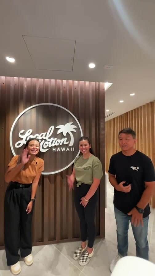 のインスタグラム：「アウトリガーリーフワイキキビーチホテルに移転したローカルモーションからライブをお届けしました🏄‍♂️🏄‍♀️  1977年創業のサーフブランドローカルモーションは、今年ハイアットリージェンシーホテルからアウトリガーリーフワイキキビーチに移転しました。  店内にはローカルモーションのデザイナーさんがデザインしたオリジナルアイテムがたくさん揃っています☺️  6月10日〜6月19日までは、サーフィントゥーサマーというサーフィンの大会がアラモアナボウルズで行われるので、この時期にハワイにいらっしゃる方はぜひ遊びに行ってみてくださいね！ 有名なプロサーファーの方も出場されるということです😆🏄‍♀️🏄‍♂️」