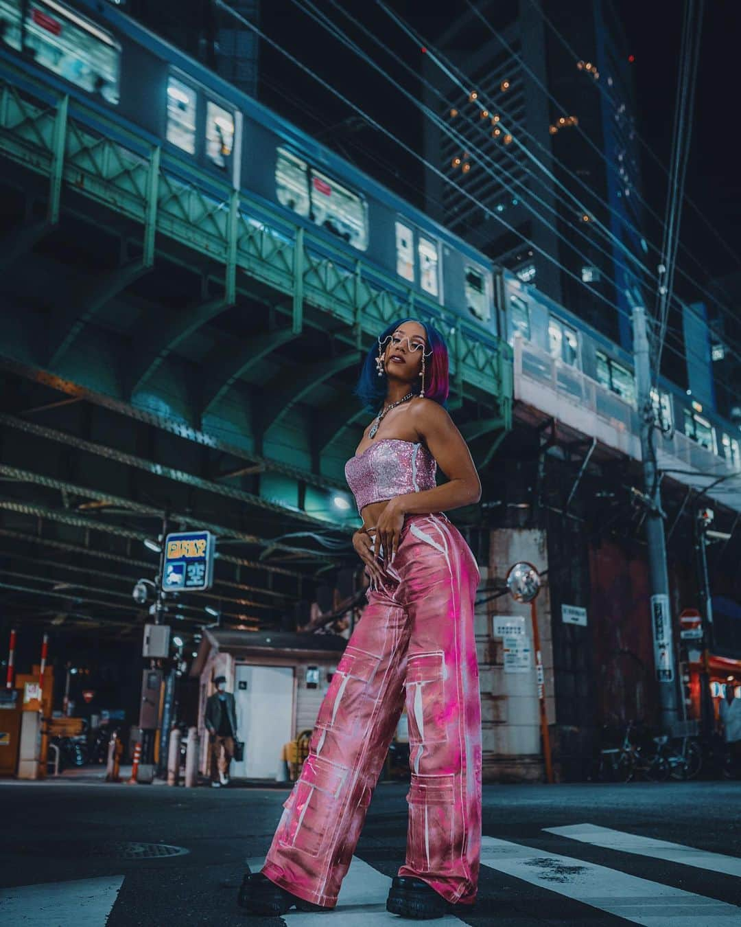 サシャ・バンクスさんのインスタグラム写真 - (サシャ・バンクスInstagram)「Under the bridge downtown I could not get enough 🎶 @nonapozzz #iwgp #iwgpwomenschampion #tokyo #mercedesmone #bankonit #theceo」4月22日 10時24分 - themercedesvarnado