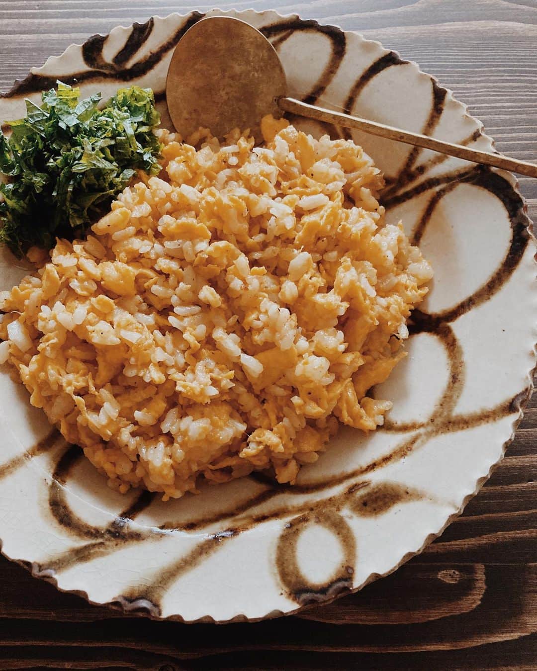 のインスタグラム：「立派なオイスターソースをいただいたので、そちらを使って卵チャーハンを作りました〜(卵２個使用) 途中から、刻んだ紫蘇も混ぜ混ぜして食べます。にんにくも入れたので、優しい見た目で結構パンチもきいております。 チャーハンというより、卵と米のオイスターソース炒めという感じになりました。よい風味☺️  #卵チャーハン　#気仙沼完熟牡蠣のオイスターソース」